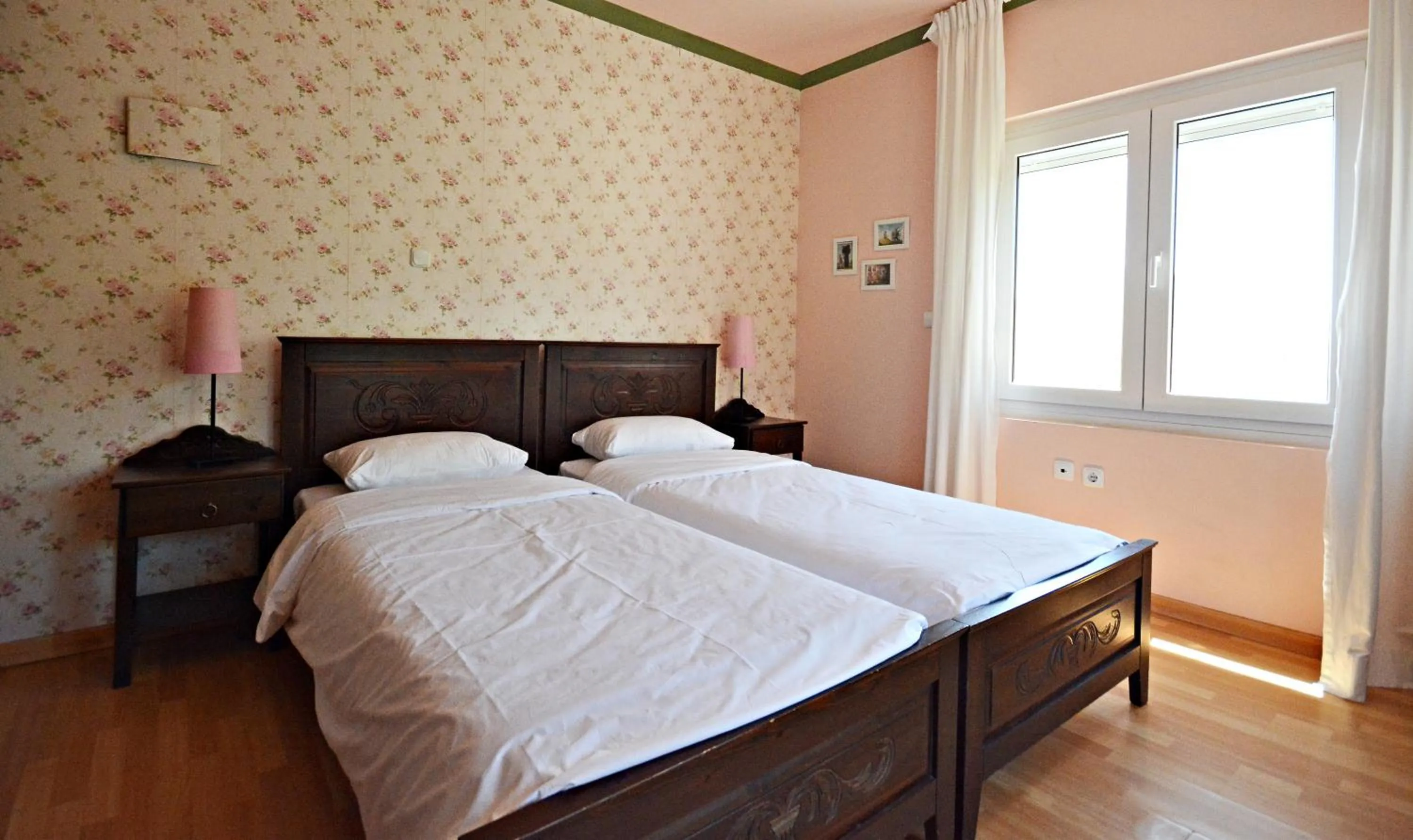 Twin Room with Mountain View in Guesthouse Vissinokipos - Biker Friendly - Motorradhotel