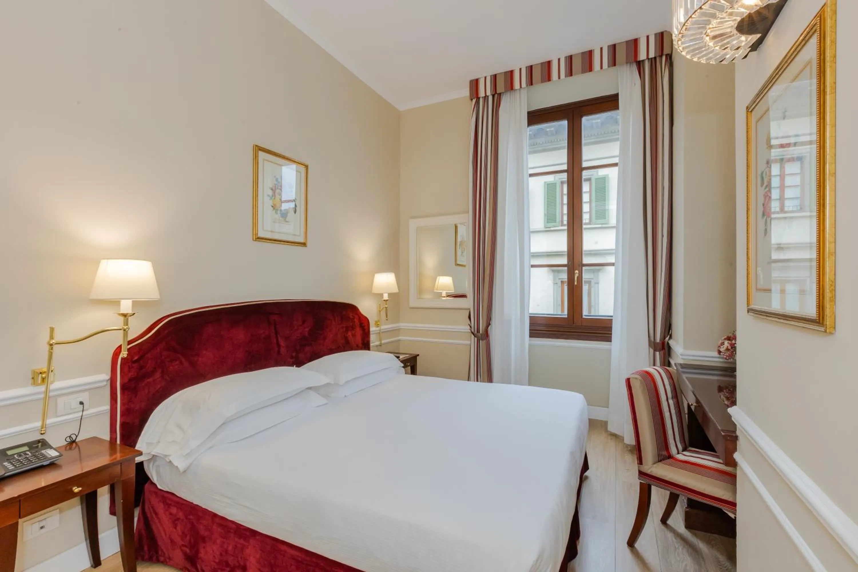 Classic Double or Twin Room with City View - single occupancy in FH55 Hotel Calzaiuoli