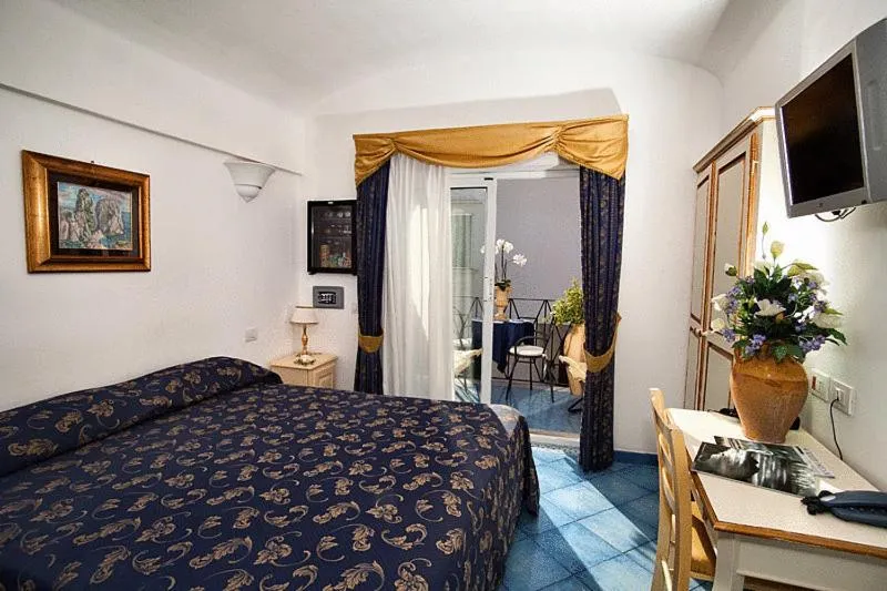 Comfort Double Room with Terrace and Sea View in Hotel Bussola