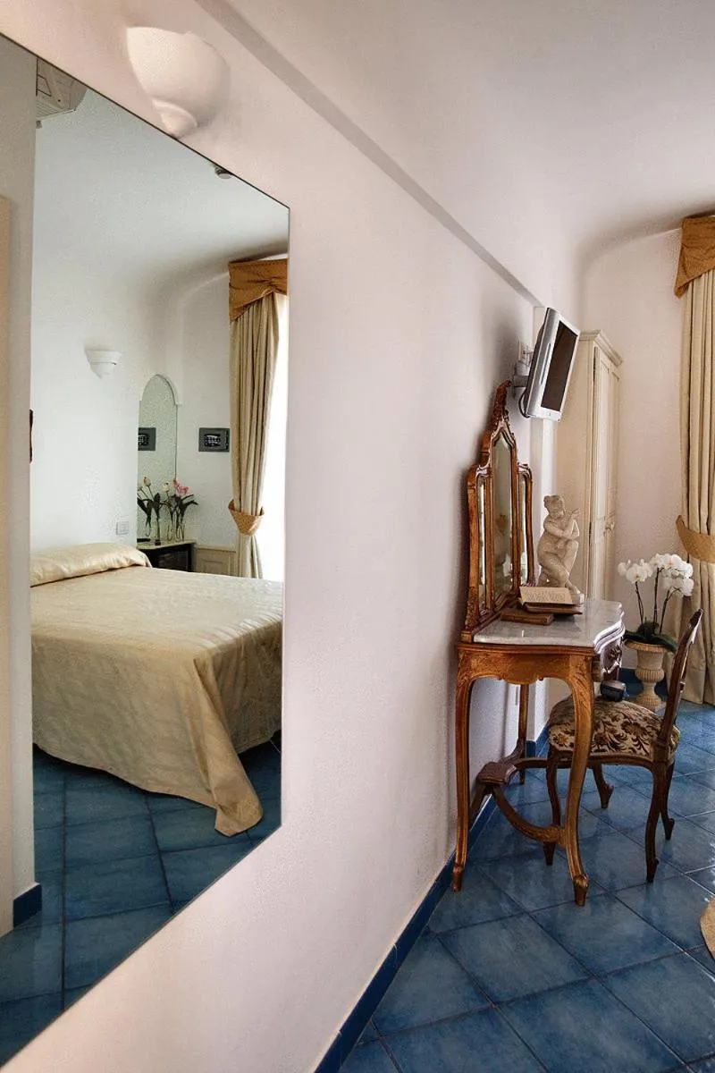 Comfort Triple Room with Sea View in Hotel Bussola