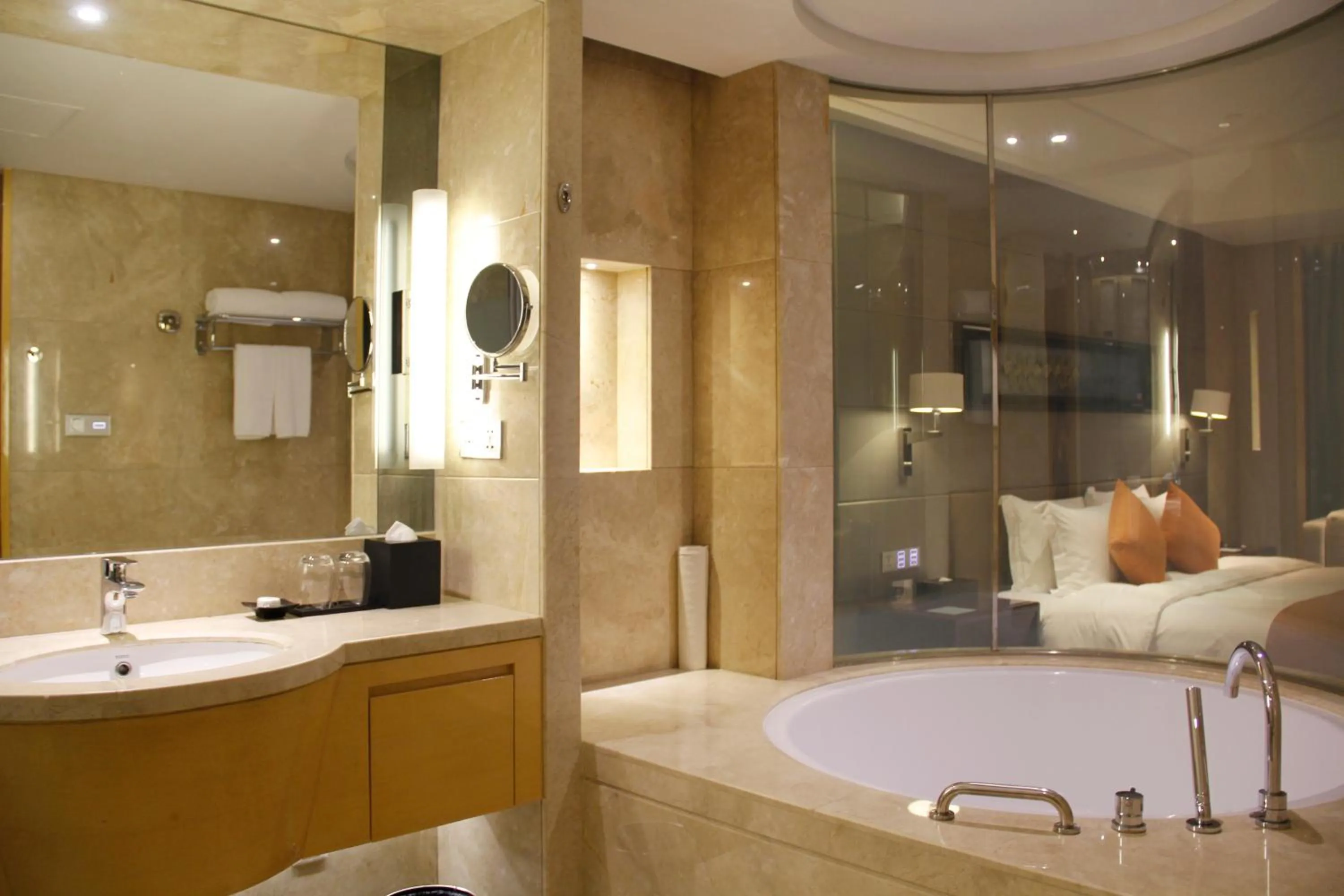 Deluxe King Room in Swissôtel Guangzhou