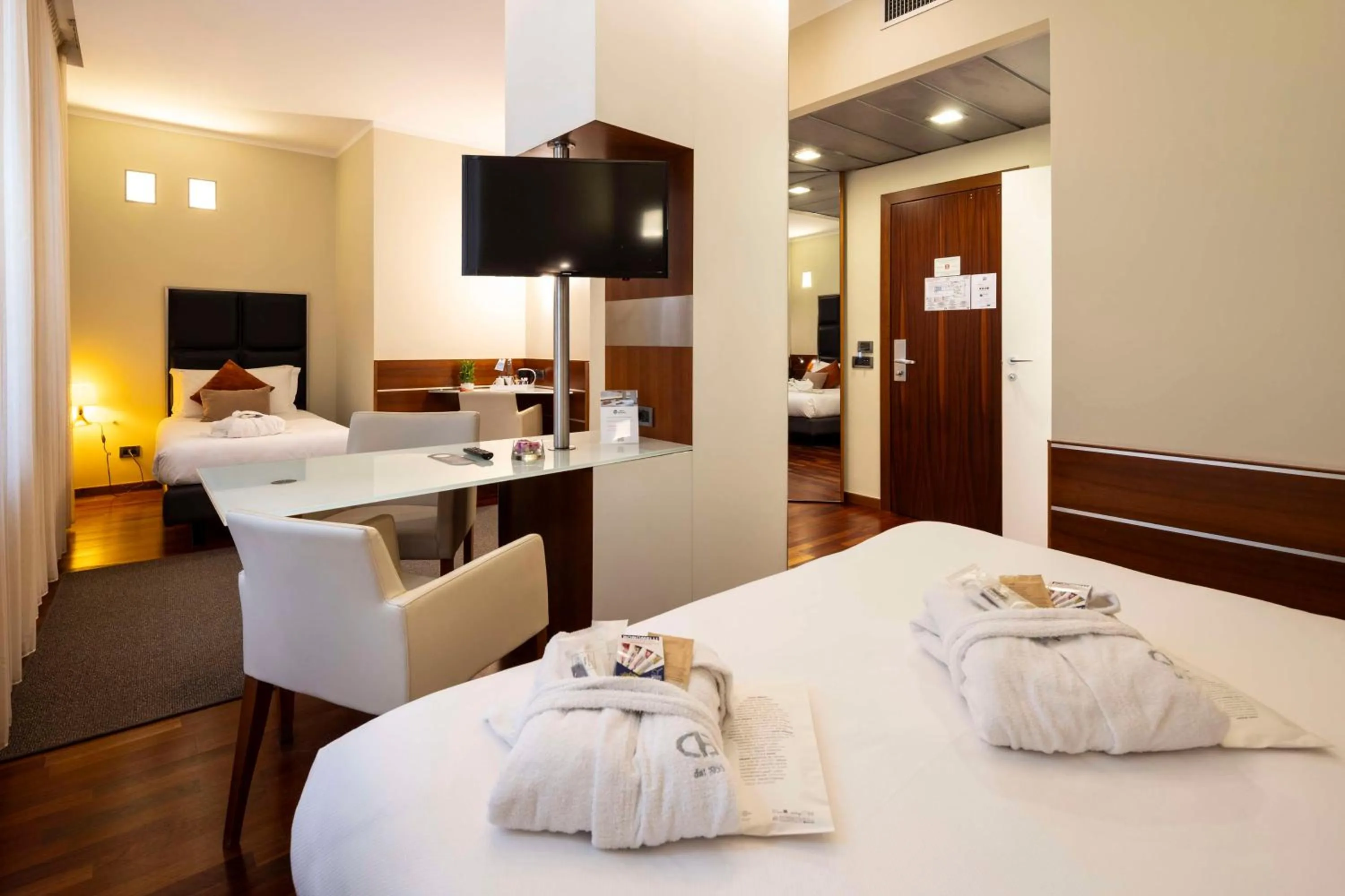 Junior Queen Suite in Best Western Madison Hotel