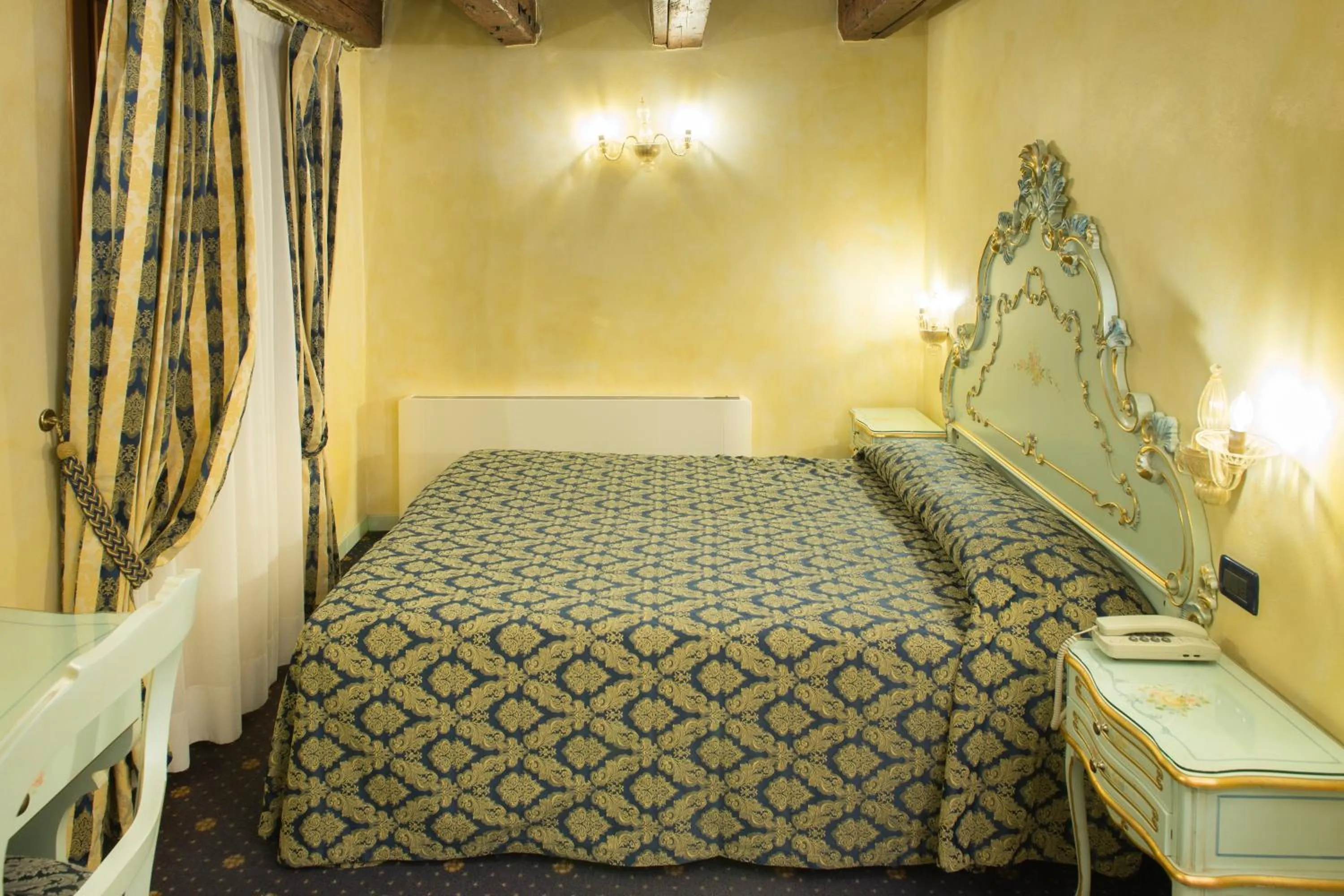 Superior Double or Twin Room with Canal View in Locanda Ca' Zose