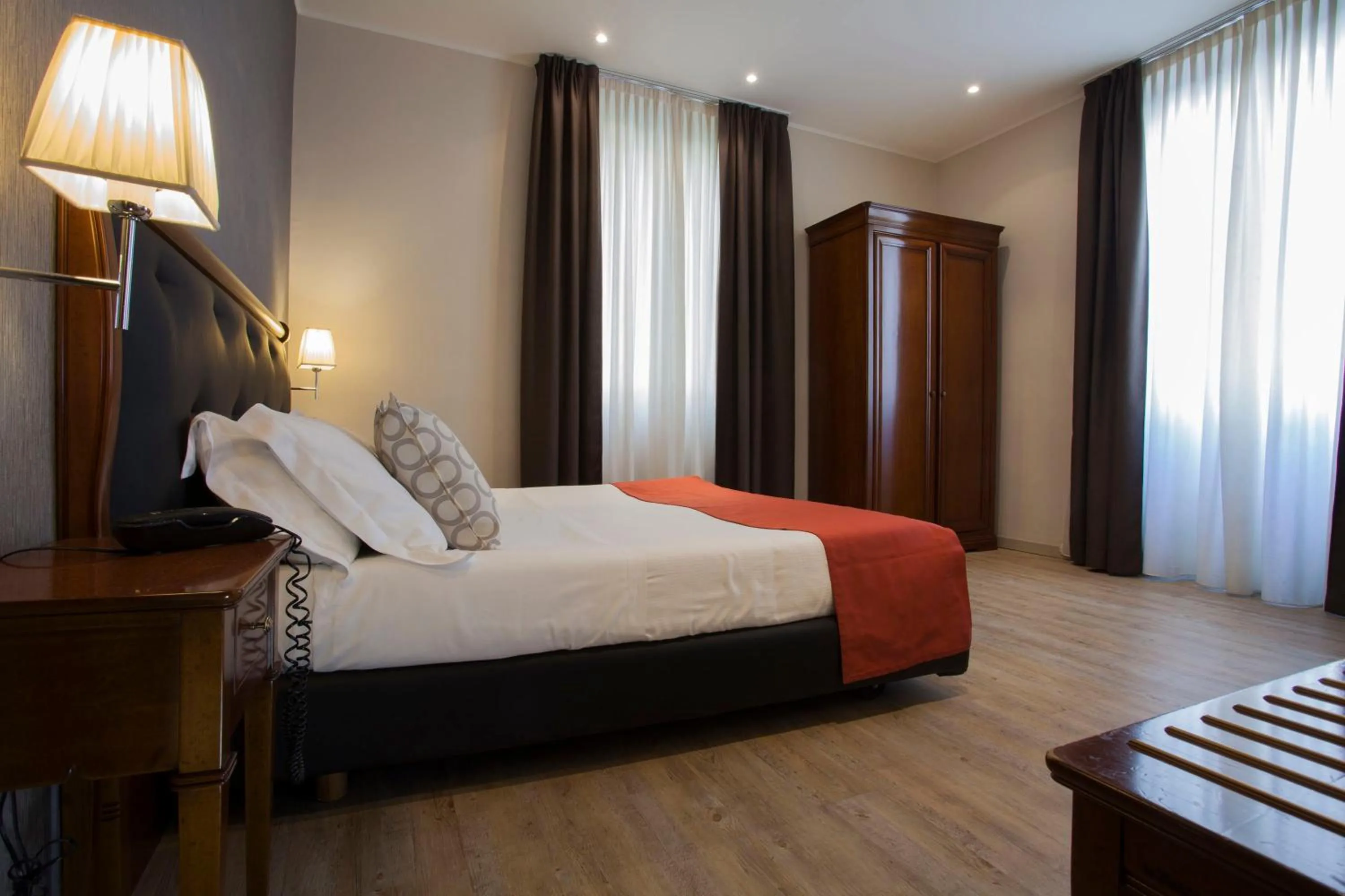 Deluxe Double or Twin Room with Partial Sea View in Hotel Astoria