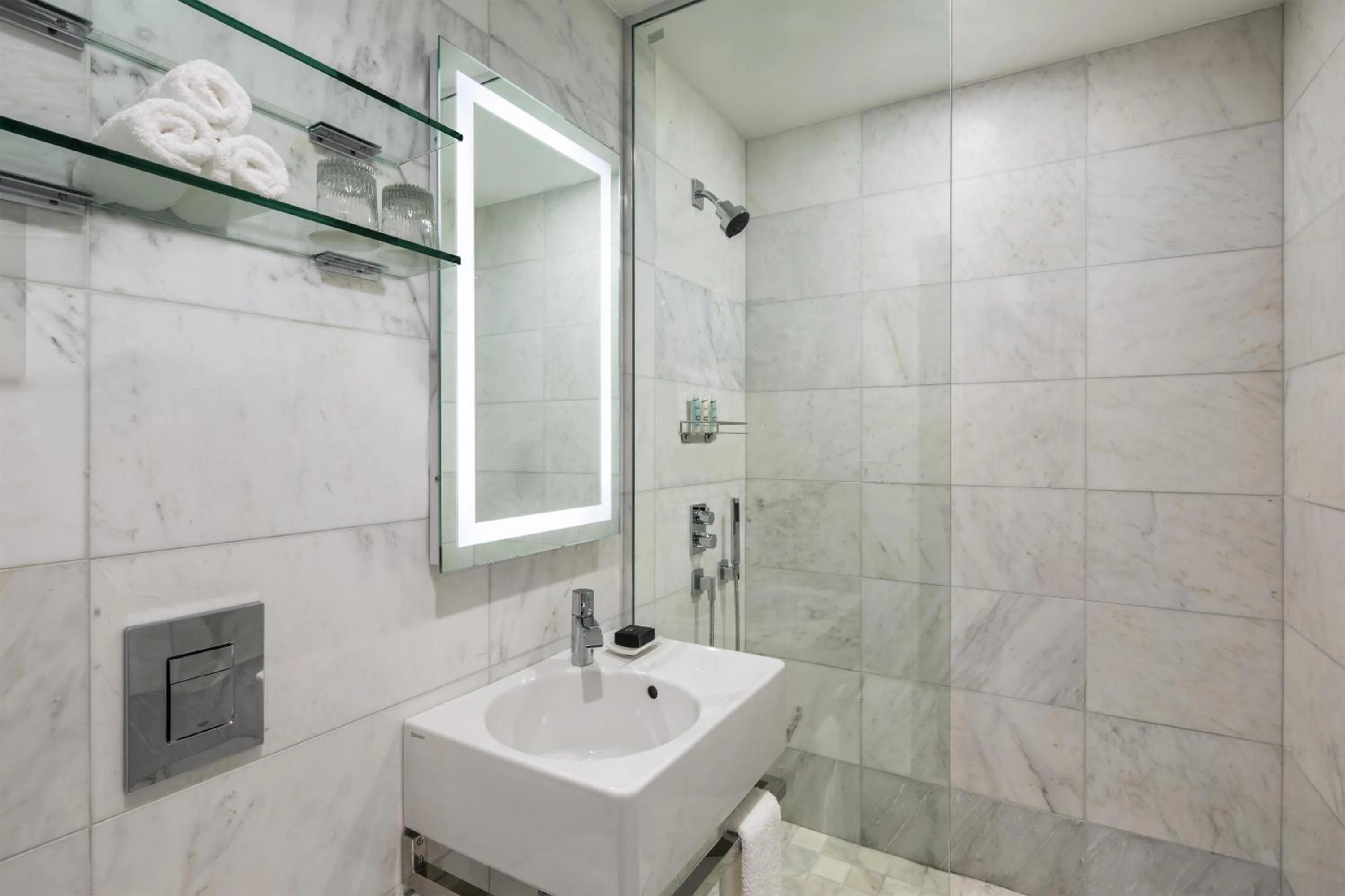 Queen Room - Bronze in Dream Midtown, by Hyatt