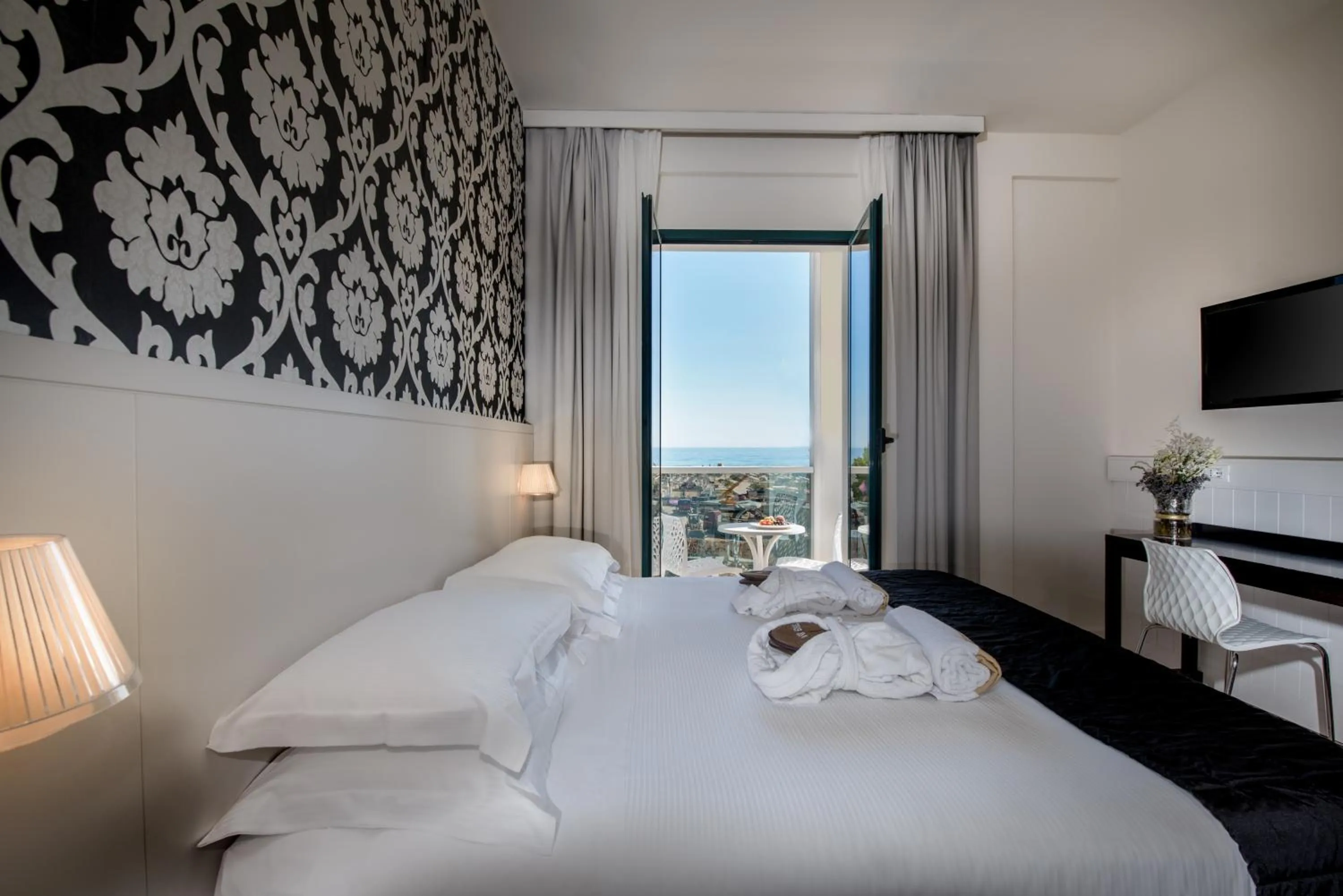 Superior Sea Front Room in Hotel Villa Rosa Riviera