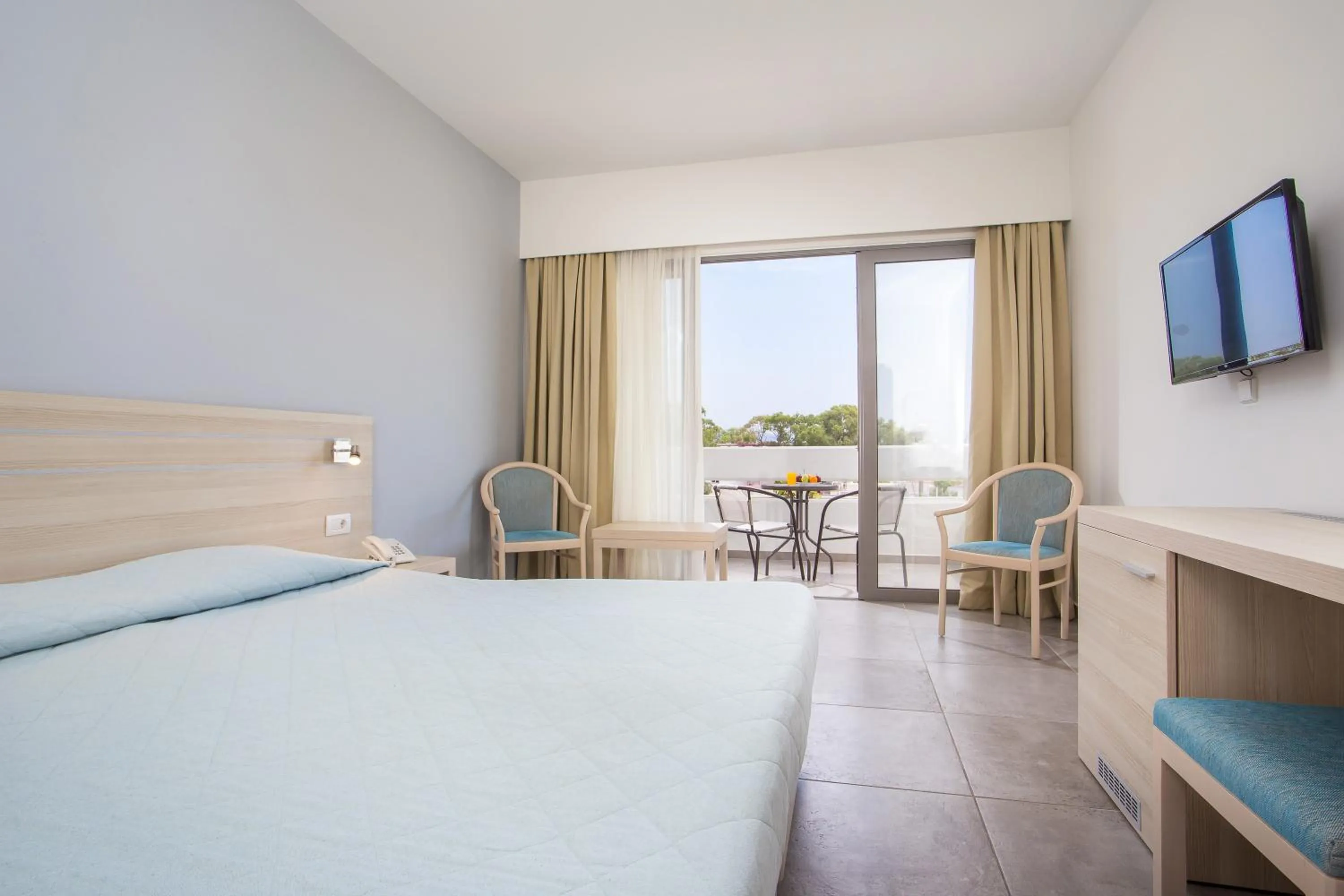 Standard Twin Room in Hotel Niriides Beach
