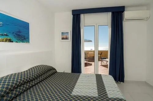 Deluxe Double Room with Balcony and Sea View in Hotel Weber Ambassador