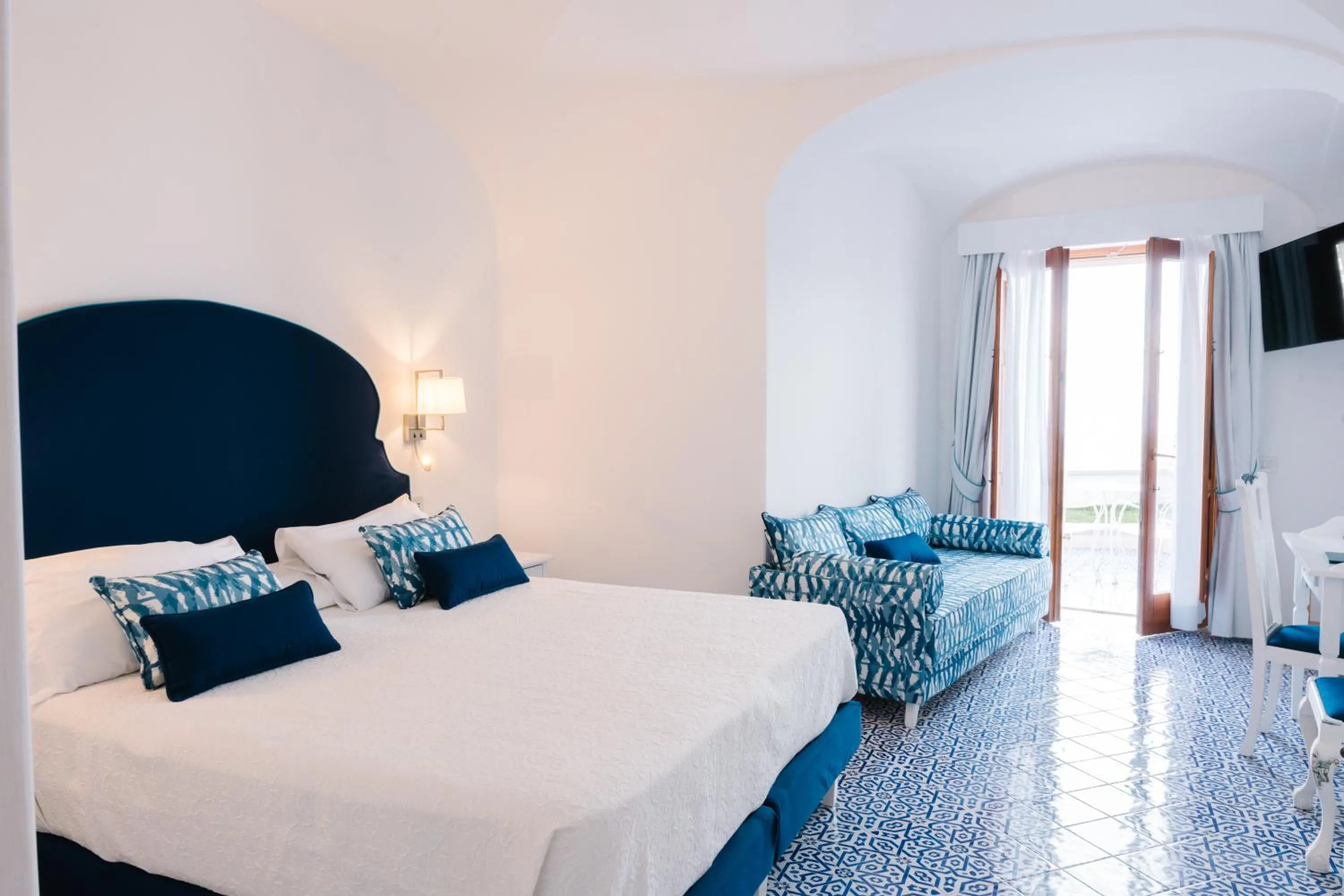 Deluxe Triple Room with Sea View in Hotel Conca d'Oro