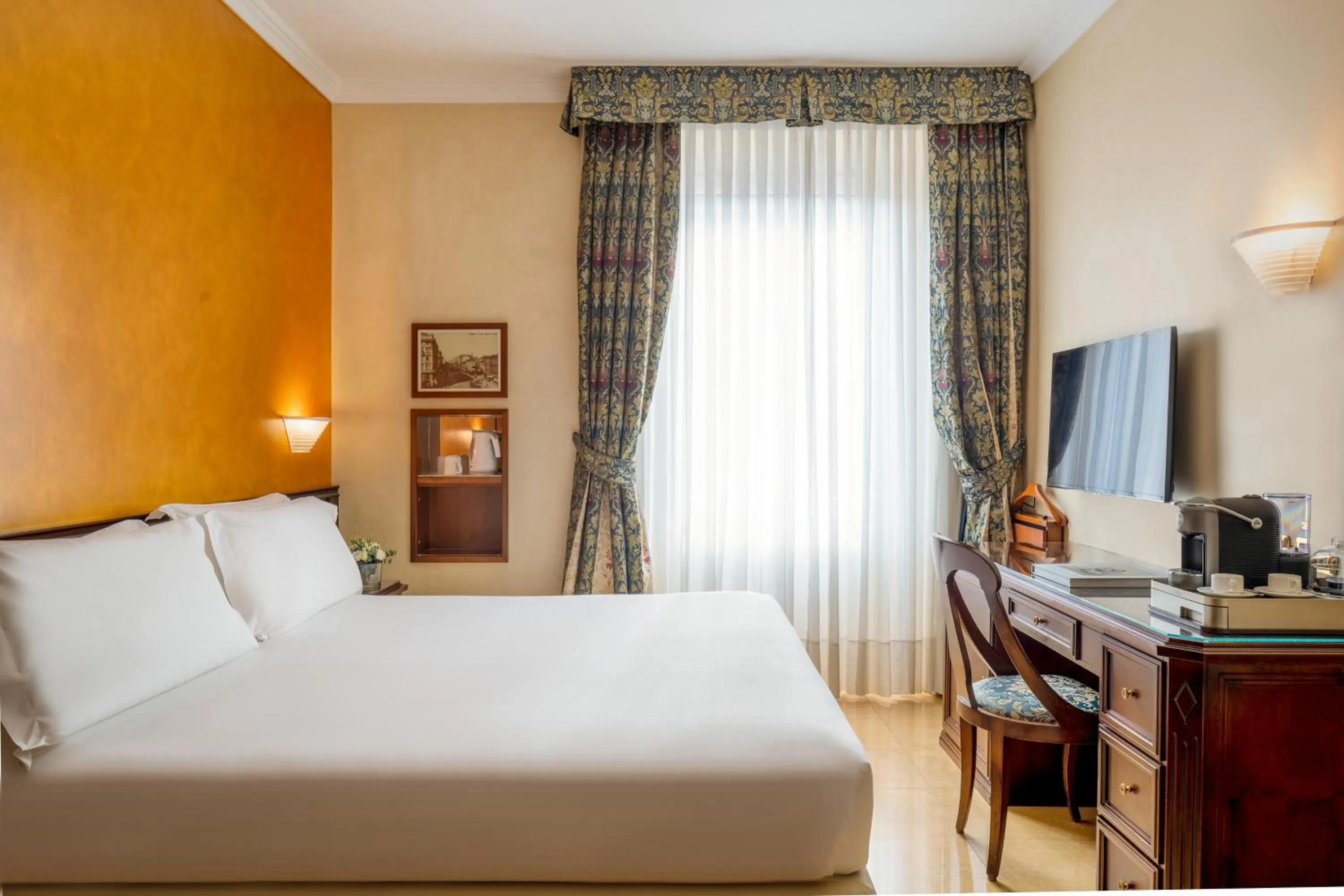 Superior Double Room with Sofa Bed in UNA Hotels Galles Milano