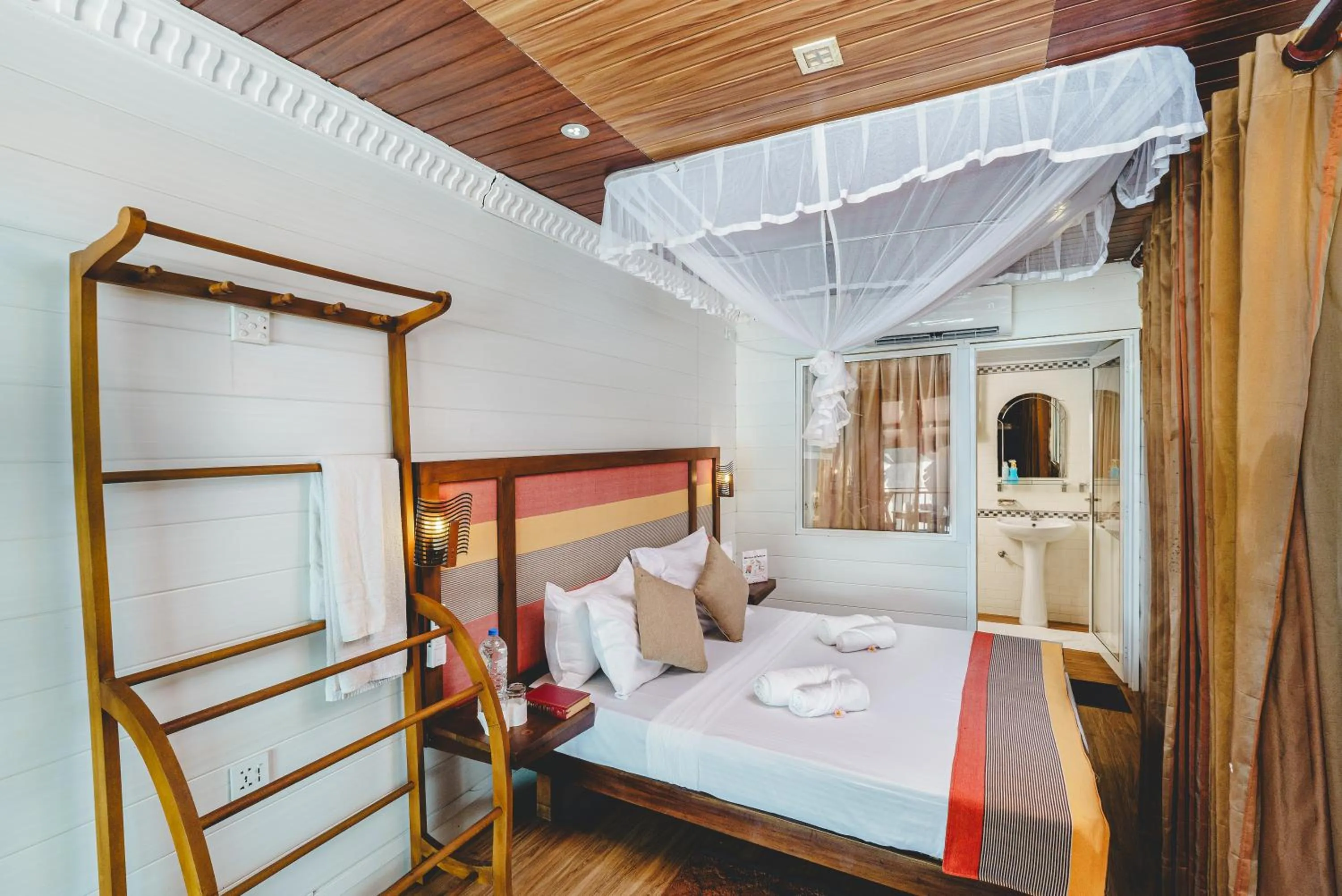 Family Cabin on Boat in River View Villas