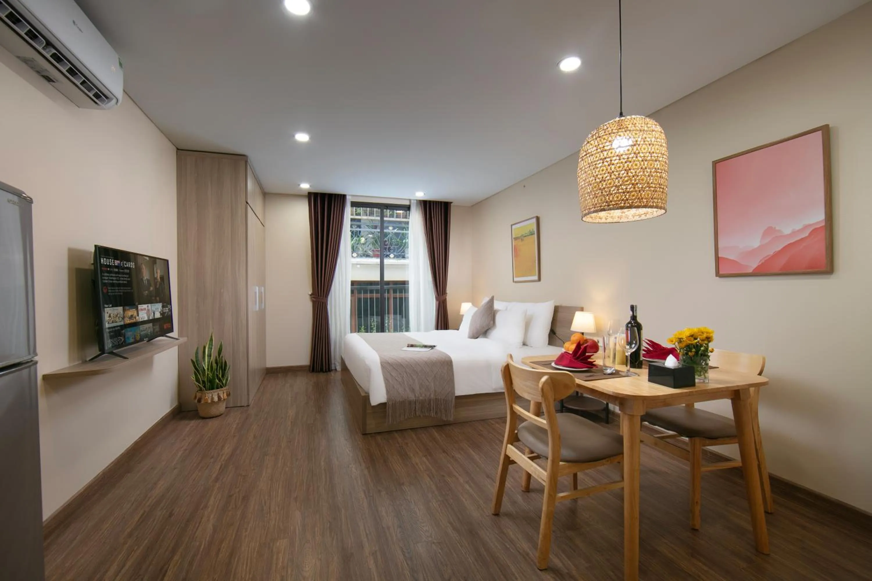 Deluxe Double Room in HB Serviced Apartment - Lạc Long Quân