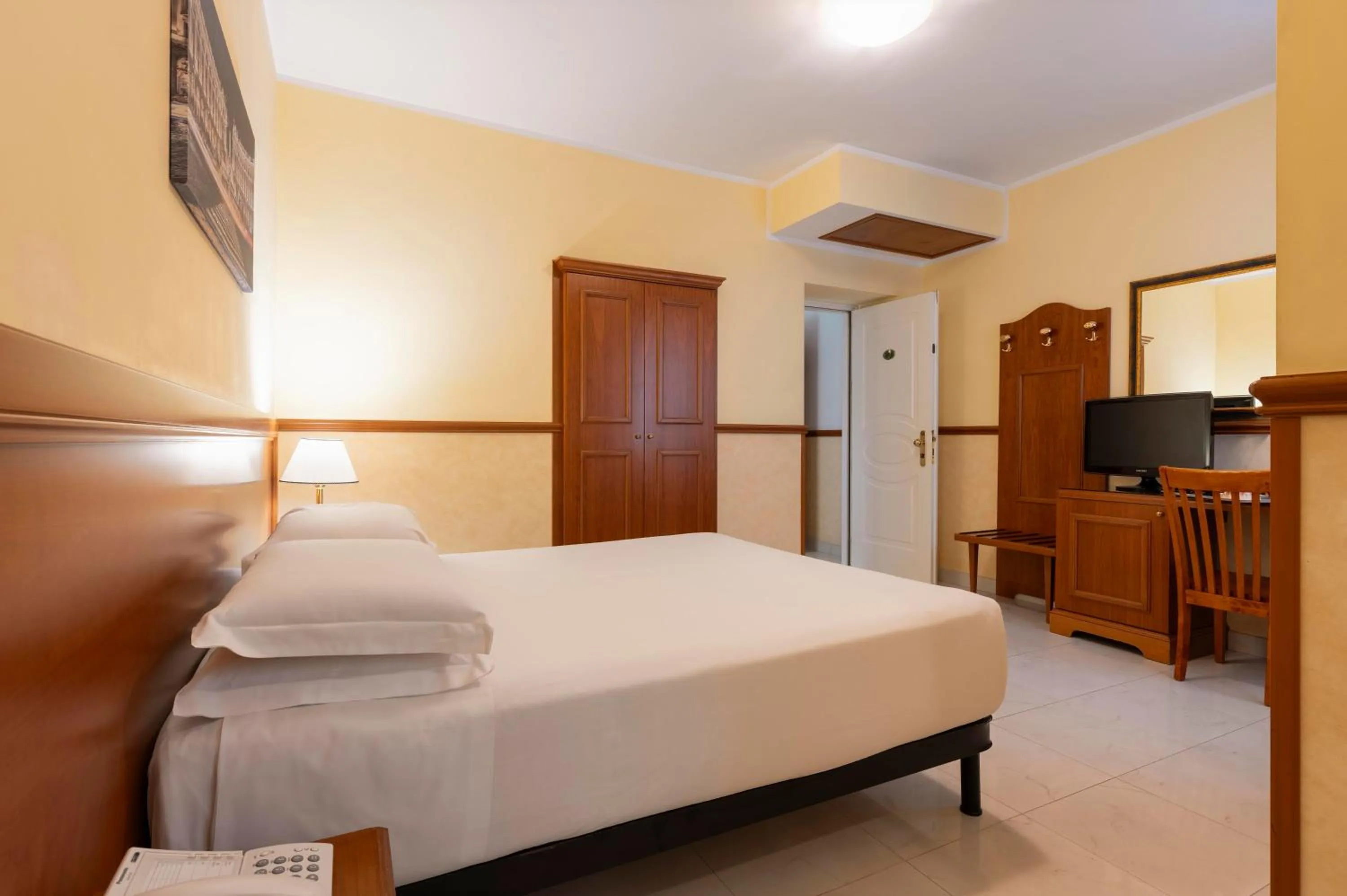 Budget Double or Twin Room in Hotel Virgilio