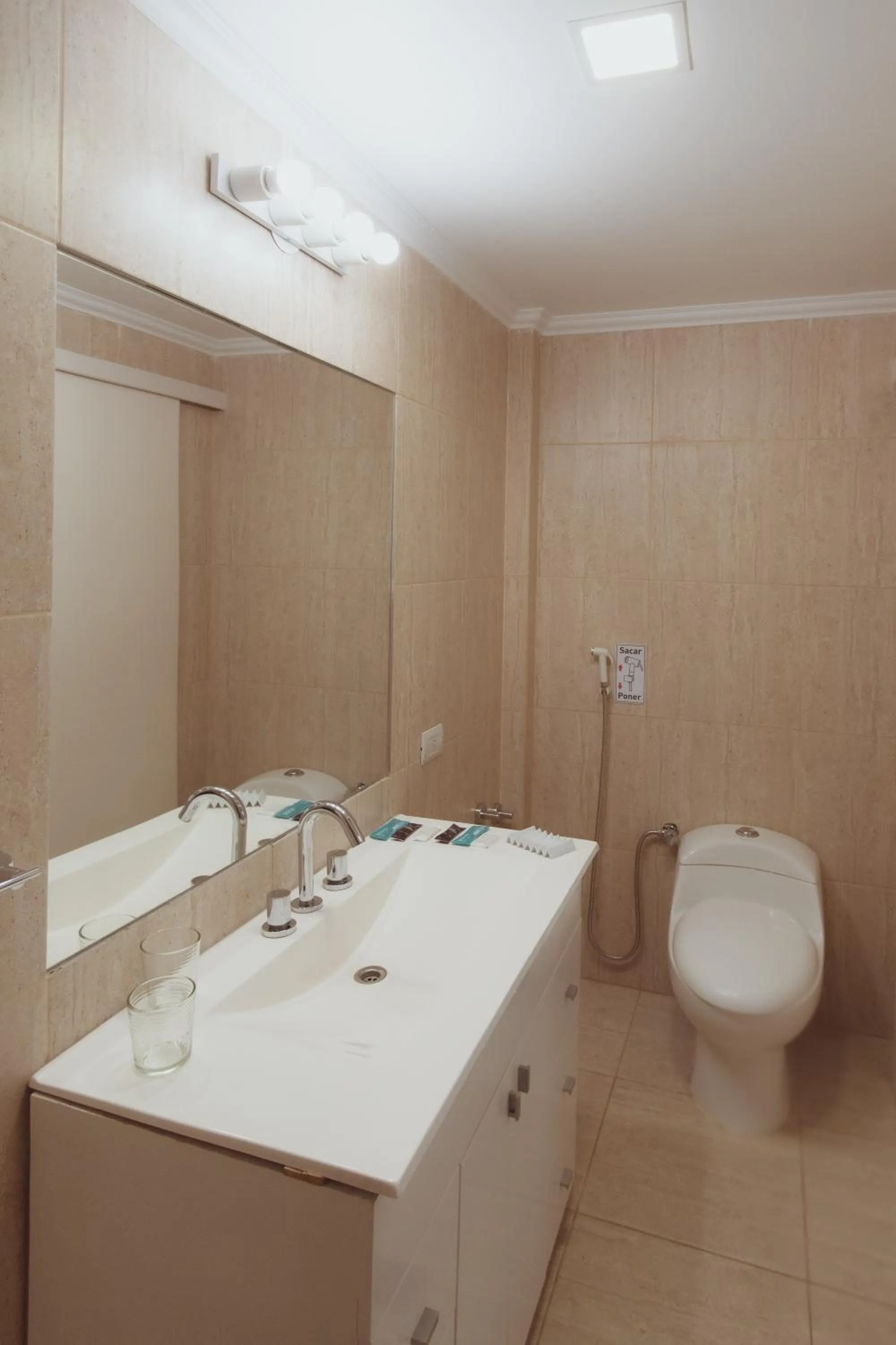 Deluxe Twin Room in Hotel Tonight