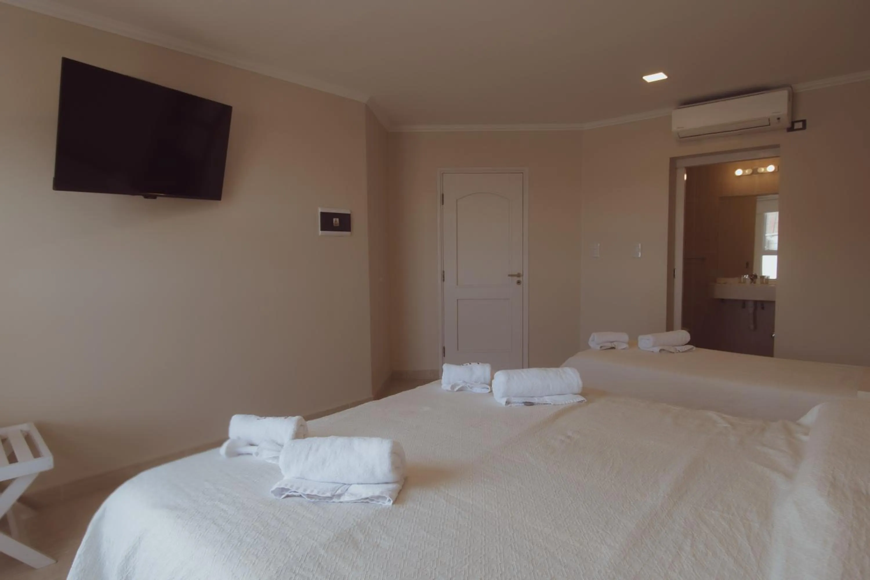 Deluxe Triple Room in Hotel Tonight