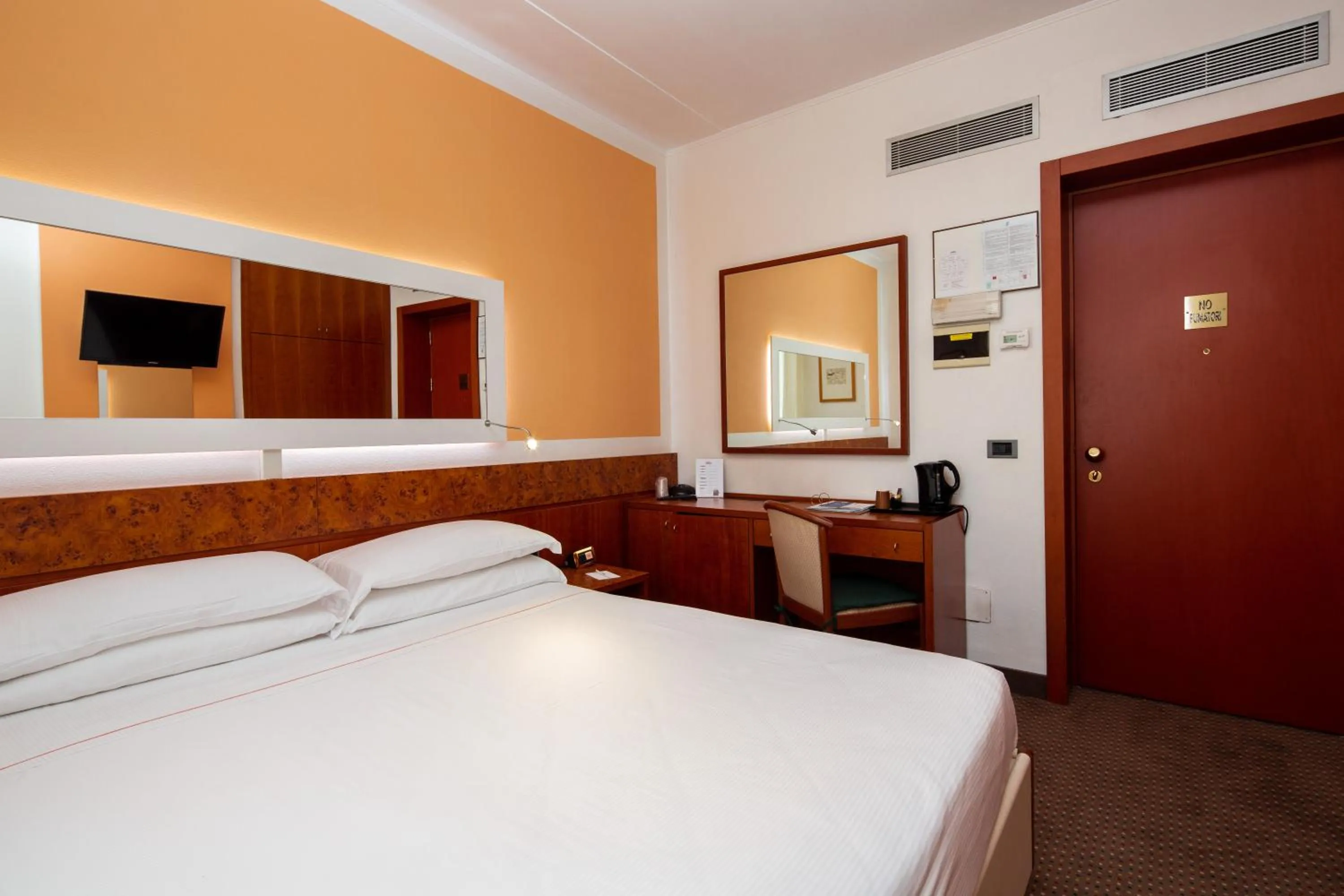 Economy Queen Room in Jet Hotel, Sure Hotel Collection by Best Western