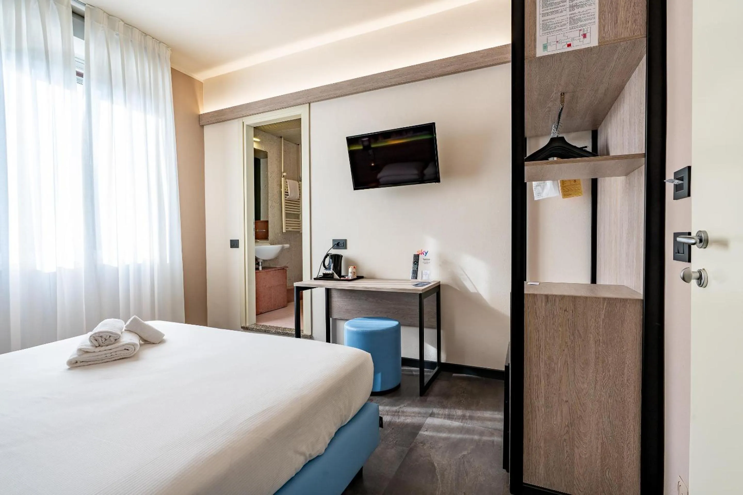 Economy Queen Room in Jet Hotel, Sure Hotel Collection by Best Western