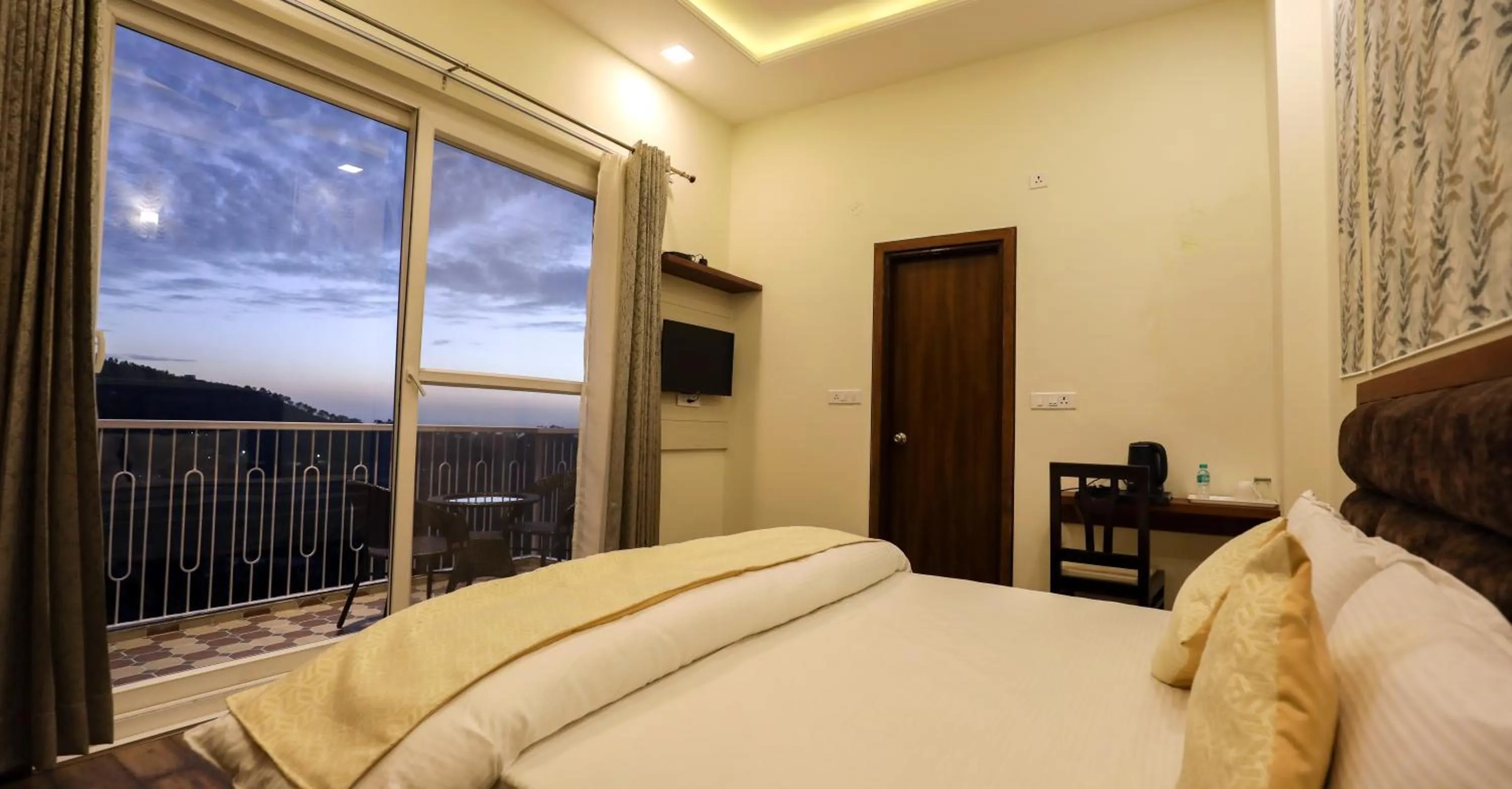 Deluxe Room in Hotel Le Halcyon Kasauli