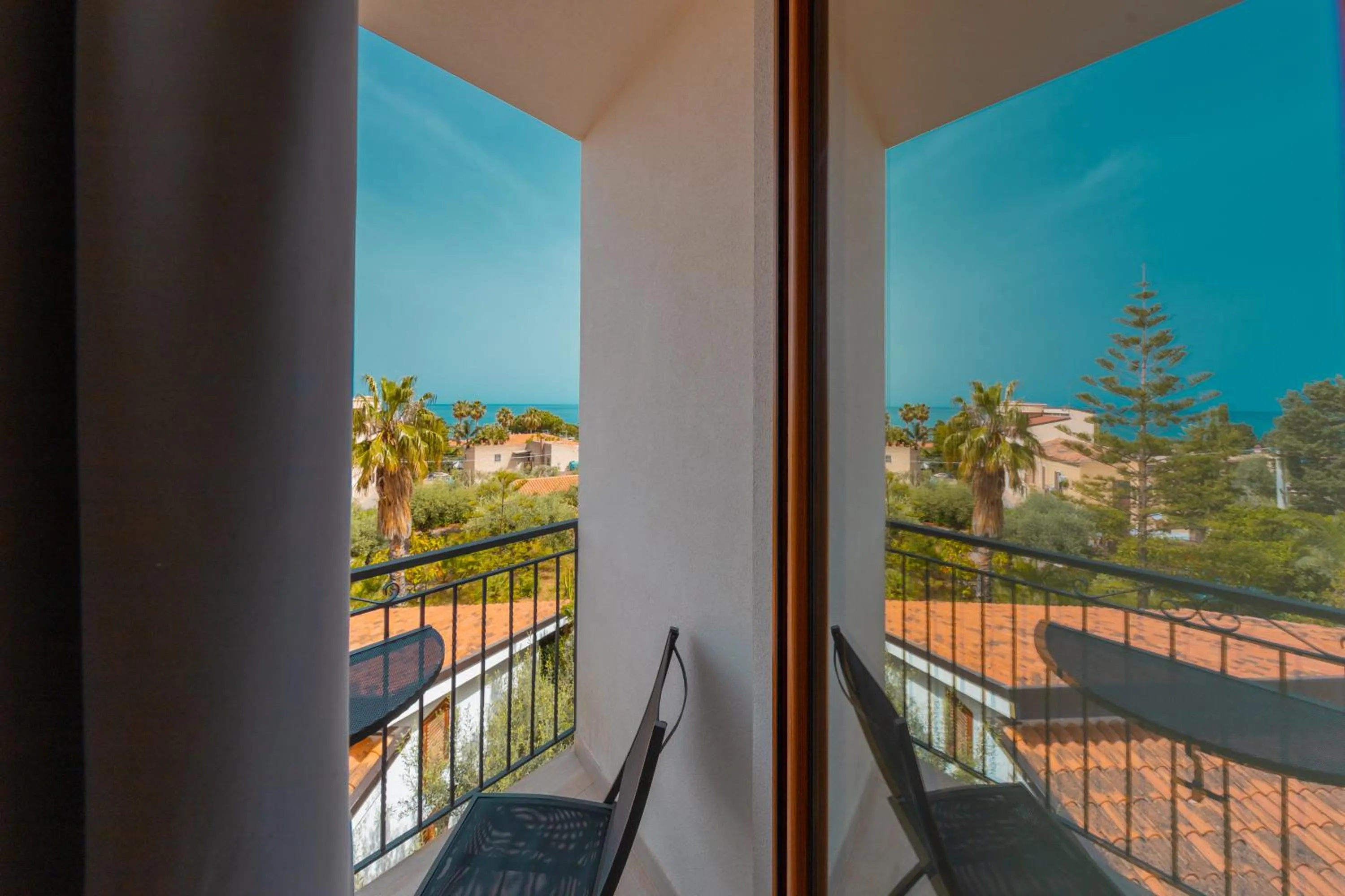 Superior Triple Room with Sea View in Hotel Baia Del Capitano