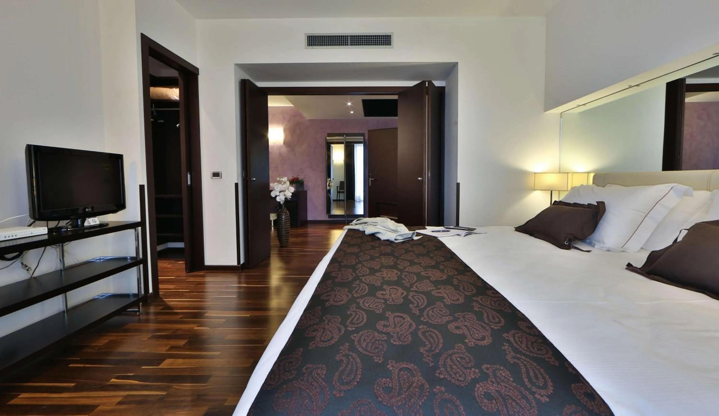 King Suite with Balcony in Best Western Hotel Biri