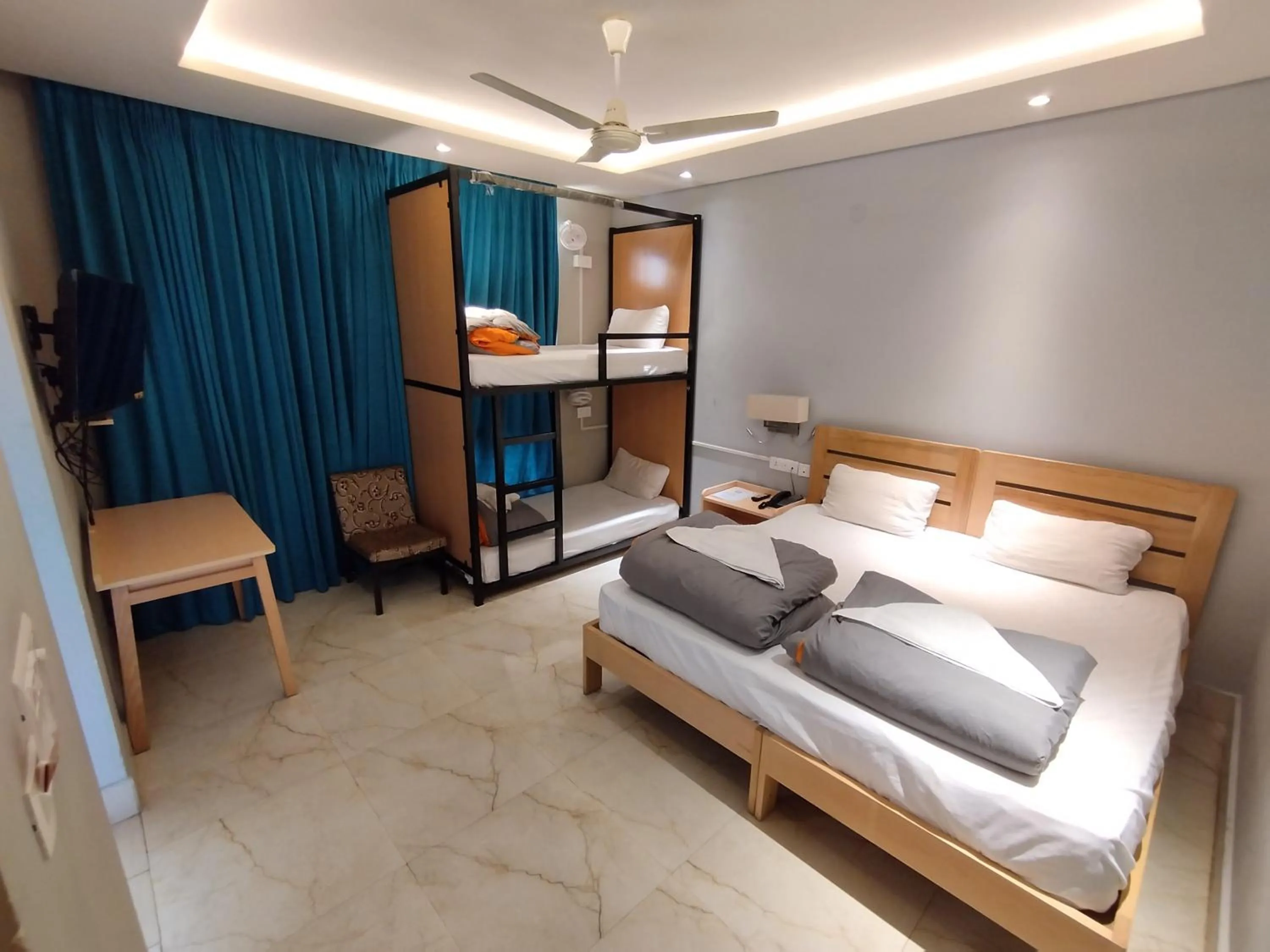 Quadruple Room with Bathroom in Madpackers Bir