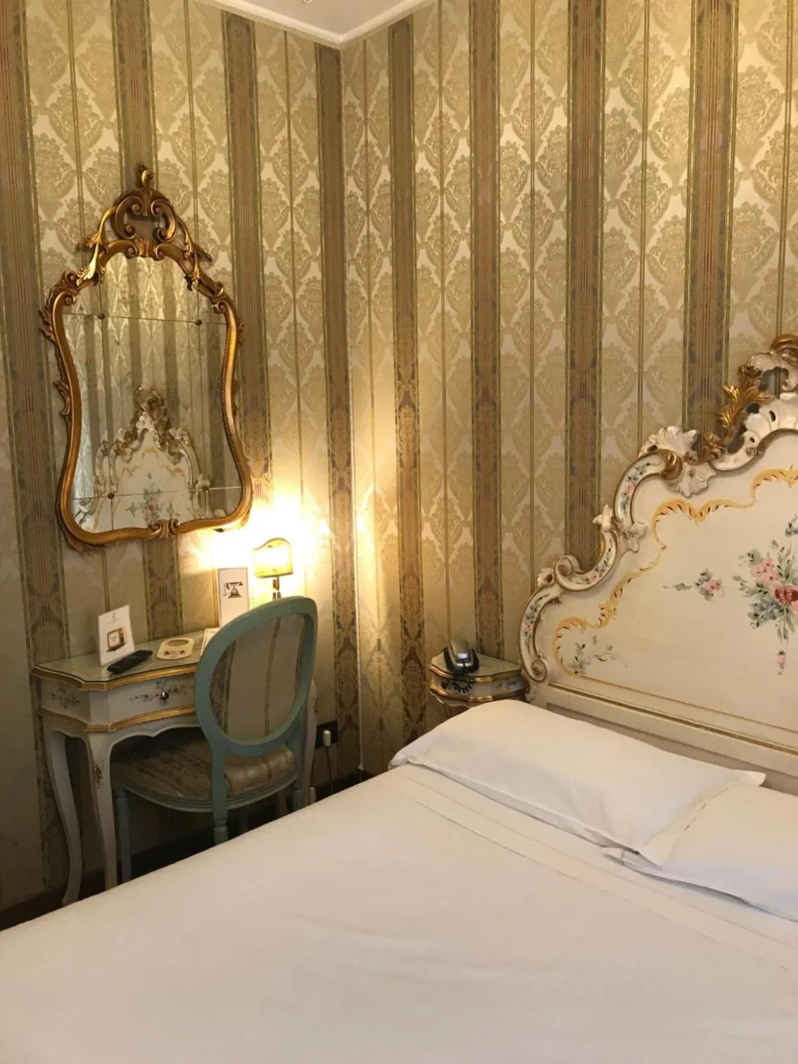 Small Double Room in Hotel Carlton On The Grand Canal