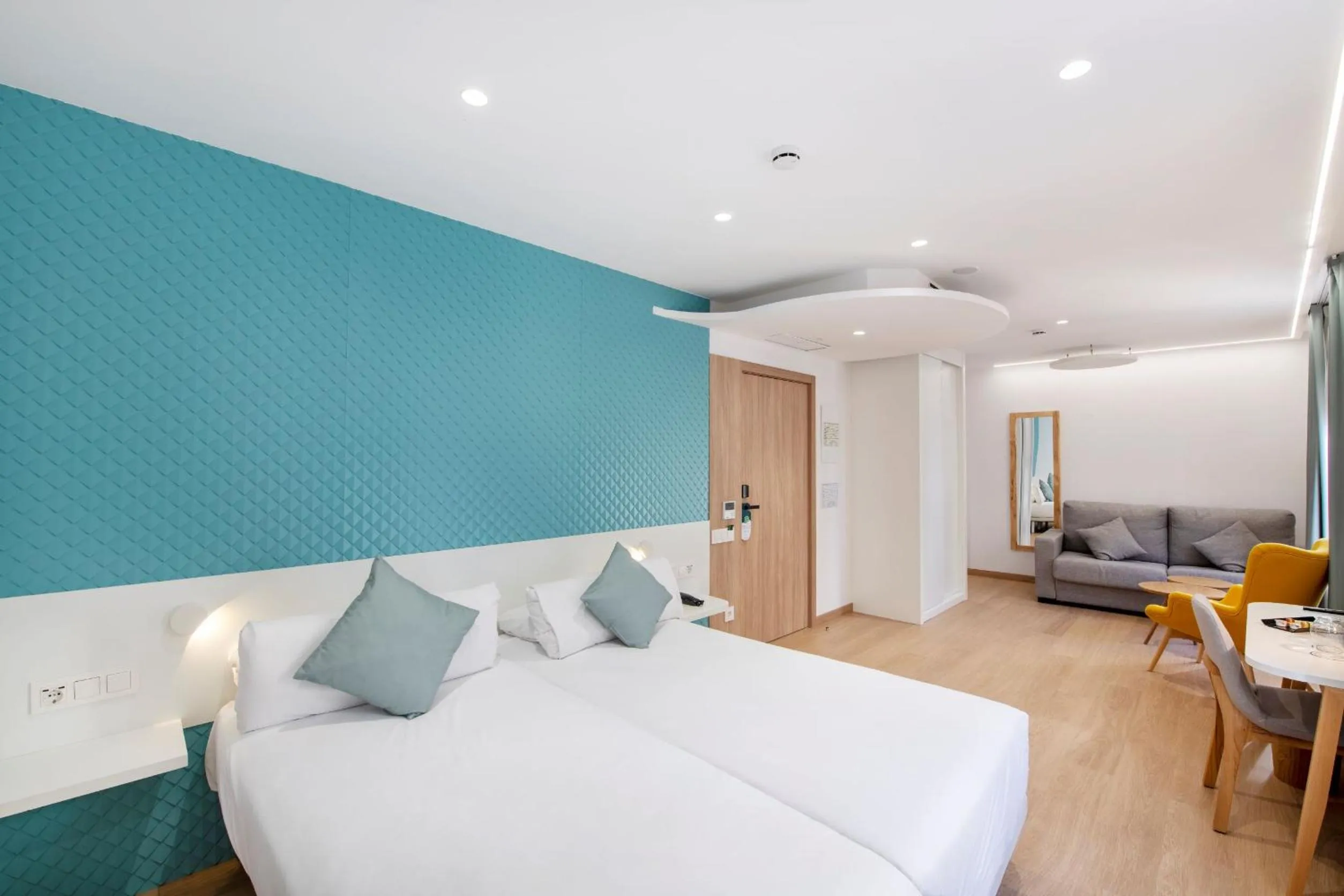 Twin Room - Disability Access in Odyssey Rooms Alicante