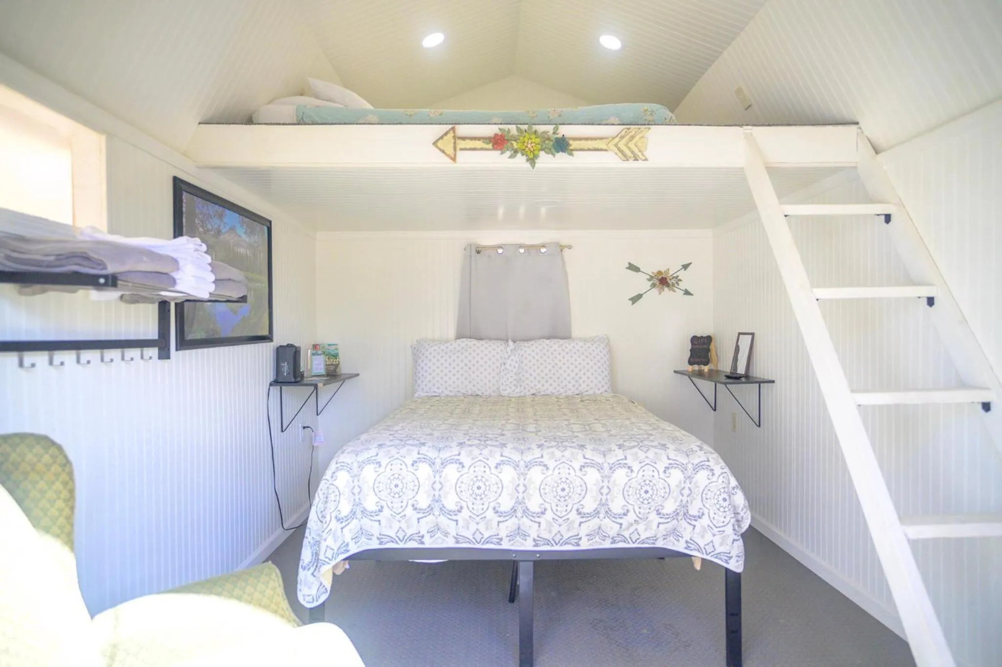 Deluxe Queen Studio  in Genas's Sierra Inn & Restaurant