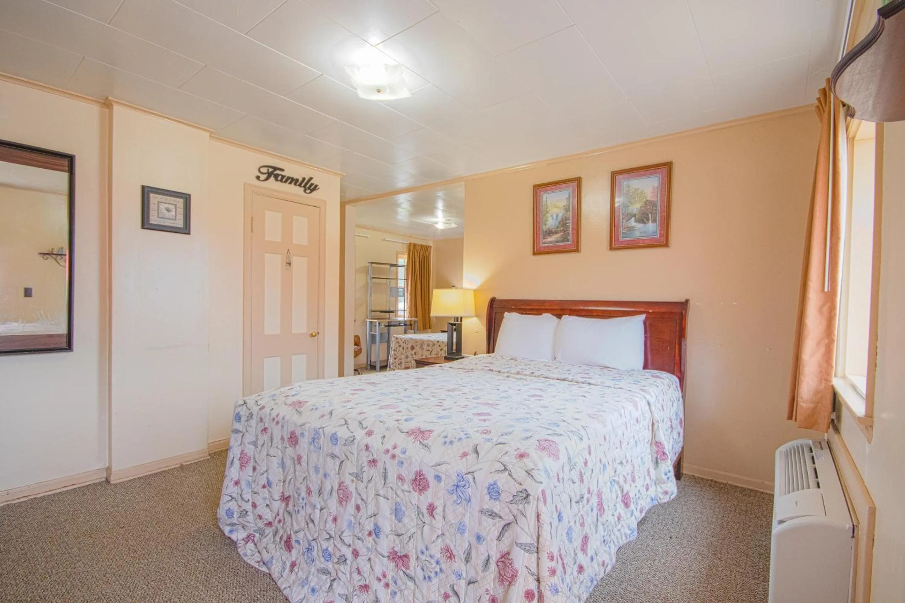 2 Full Beds Non-Smoking in Sunflower Motel Hiawatha By OYO