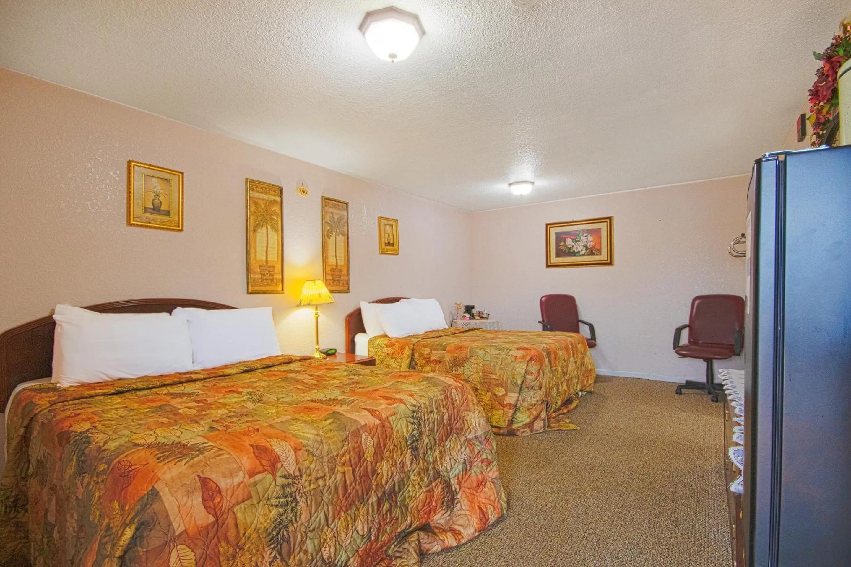 2 Queen Beds Non-Smoking in Sunflower Motel Hiawatha By OYO
