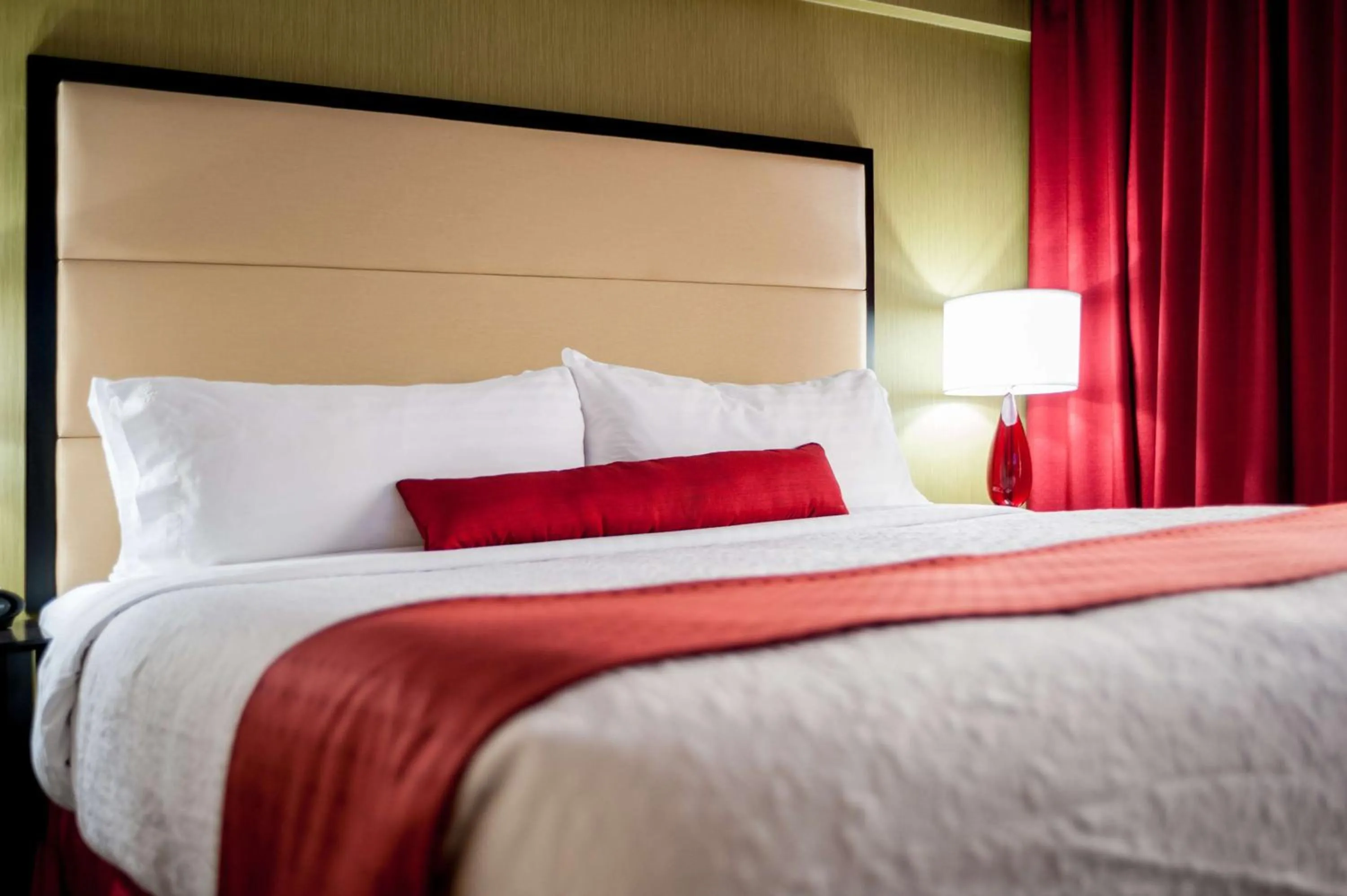 King Room with Mobility Accessible Tub in Inn at Fox Chase - BW Premier Collection