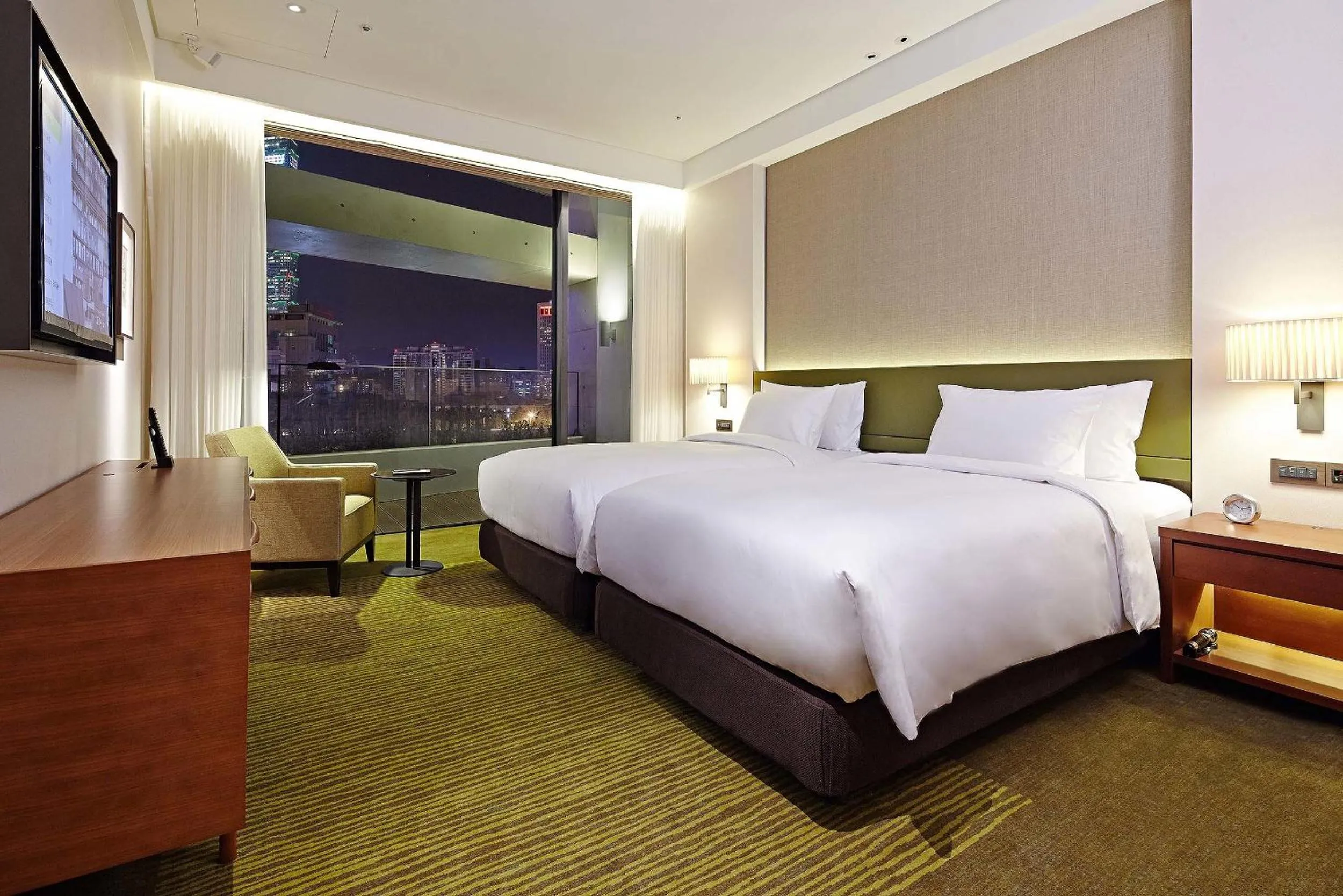 Executive Twin Suite with City View in Eslite Hotel