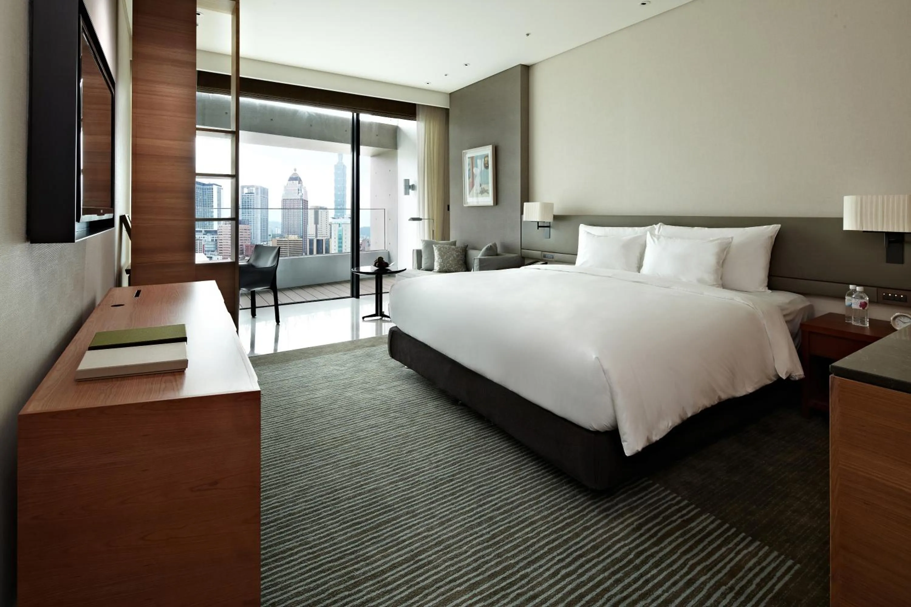 Classic King Room with City View in Eslite Hotel