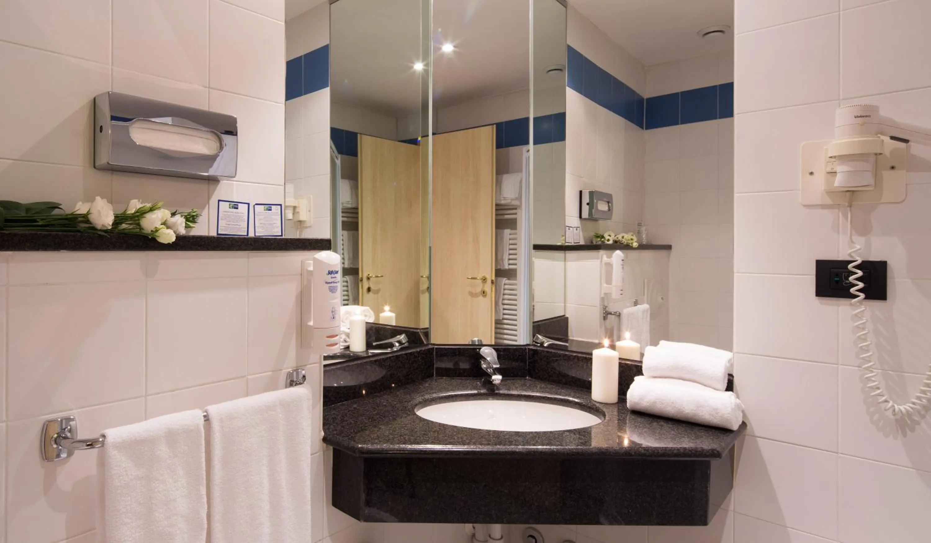 Twin Room - Smoking in Holiday Inn Express Parma by IHG