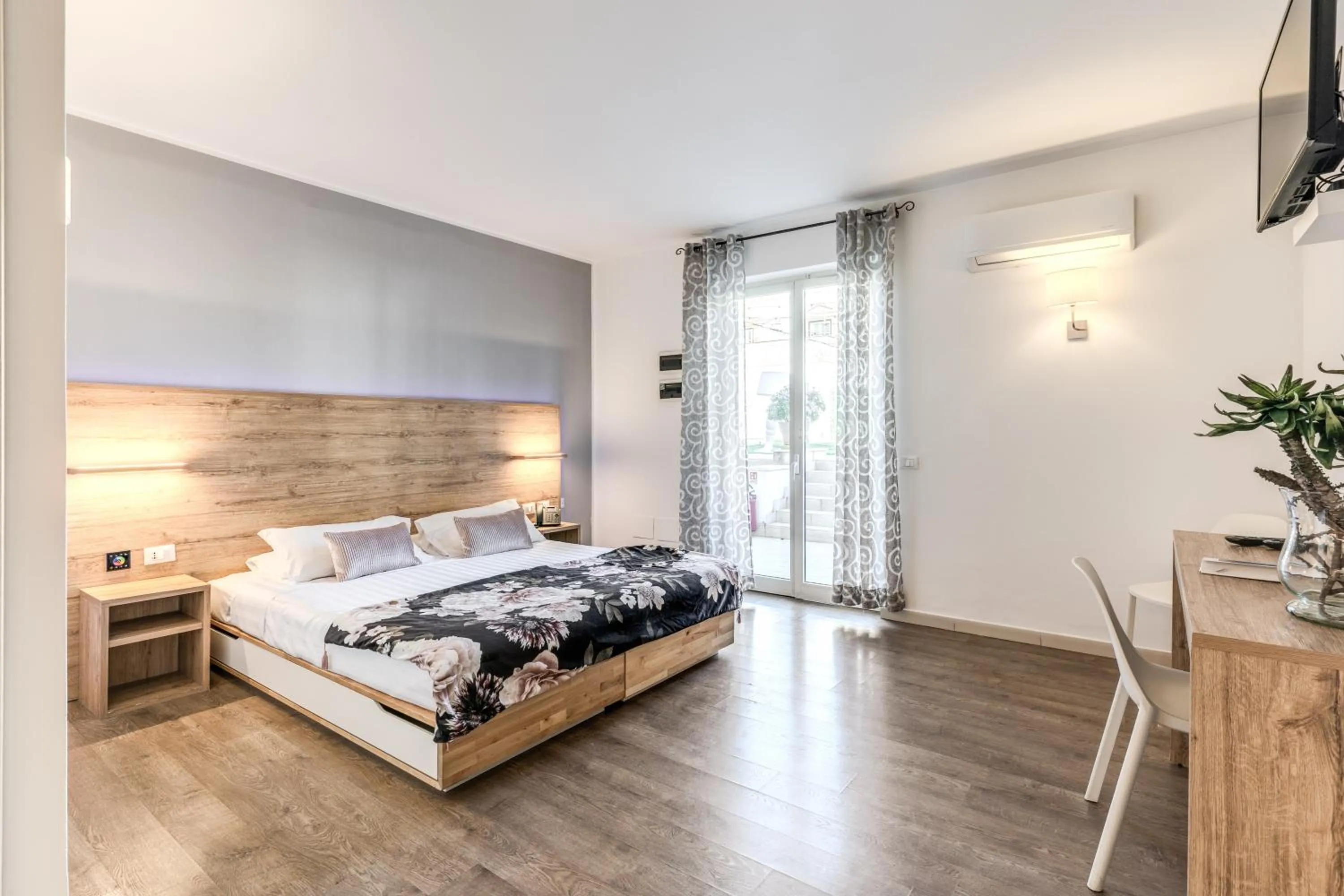 Economy room with double bed and internal window to hall in Casena Dei Colli, Sure Hotel Collection By Best Western