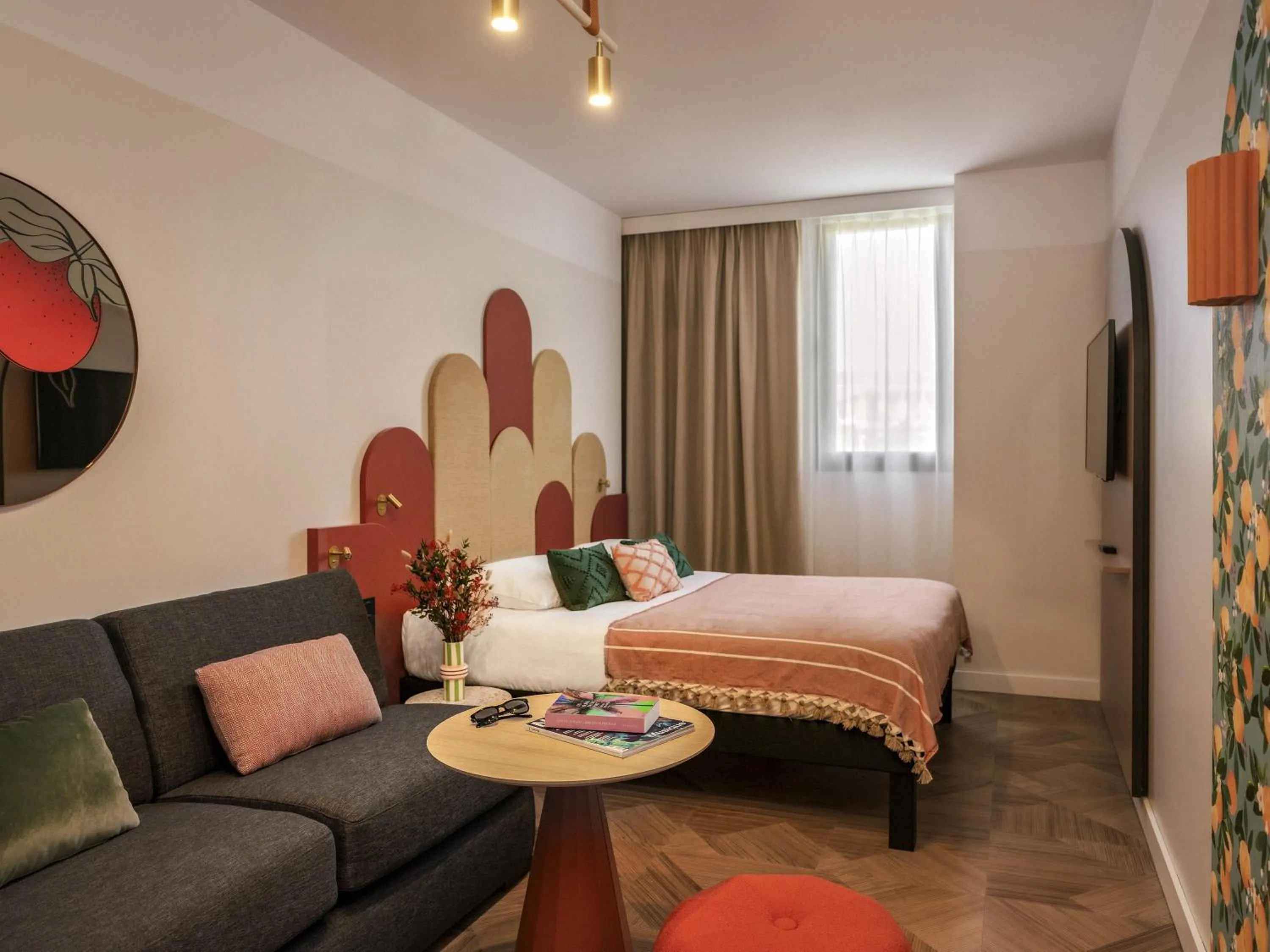 Family Room with double bed and sofa bed in Ibis Styles Sevilla City Santa Justa