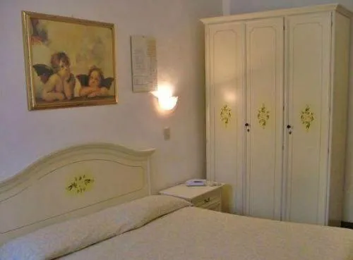 Double/Twin Room with Shared Bathroom in Hotel Airone