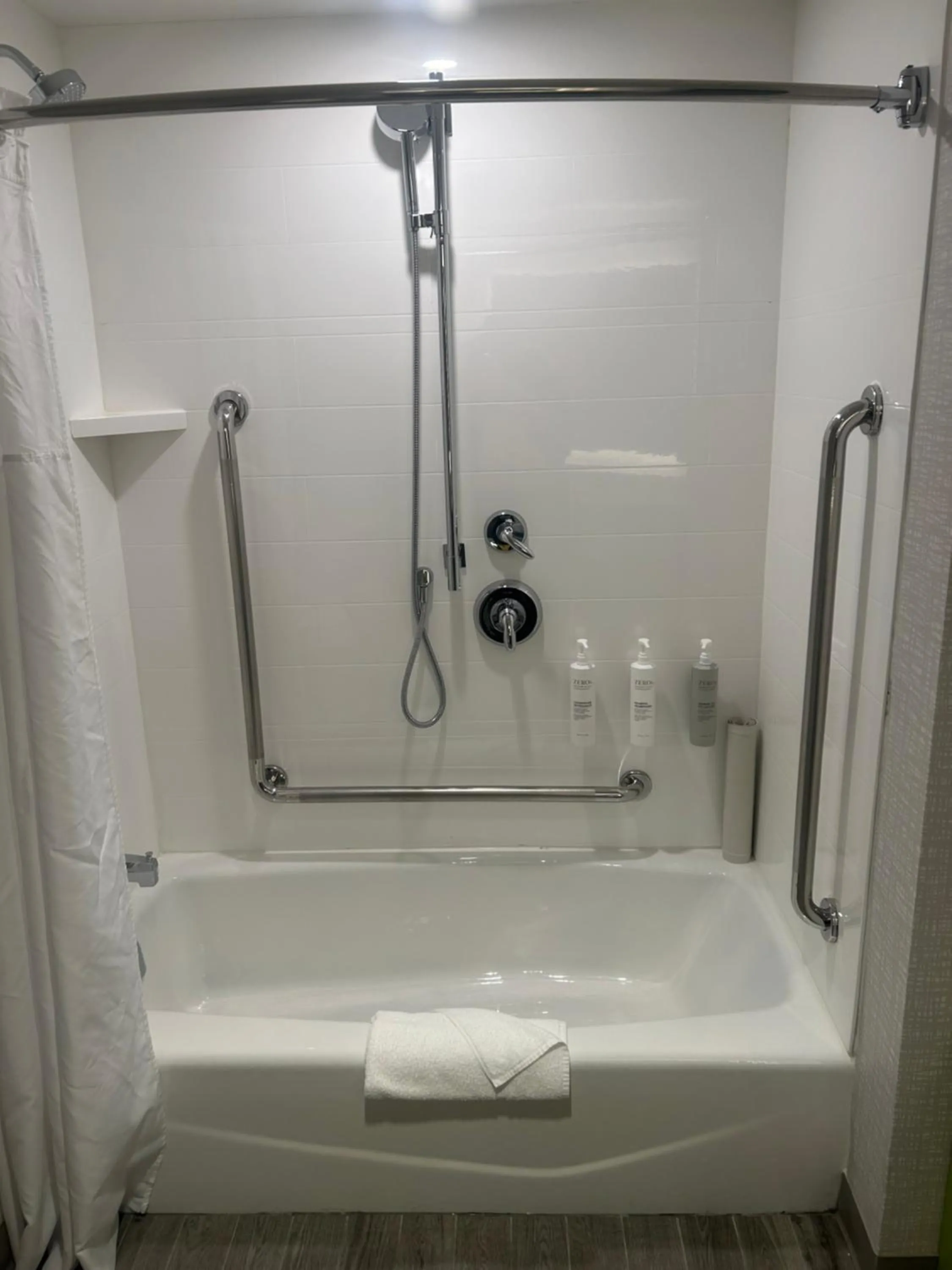 King Room with Accessible Tub - Mobility and Hearing Access/Non-Smoking in Hampton Inn By Hilton Kingston