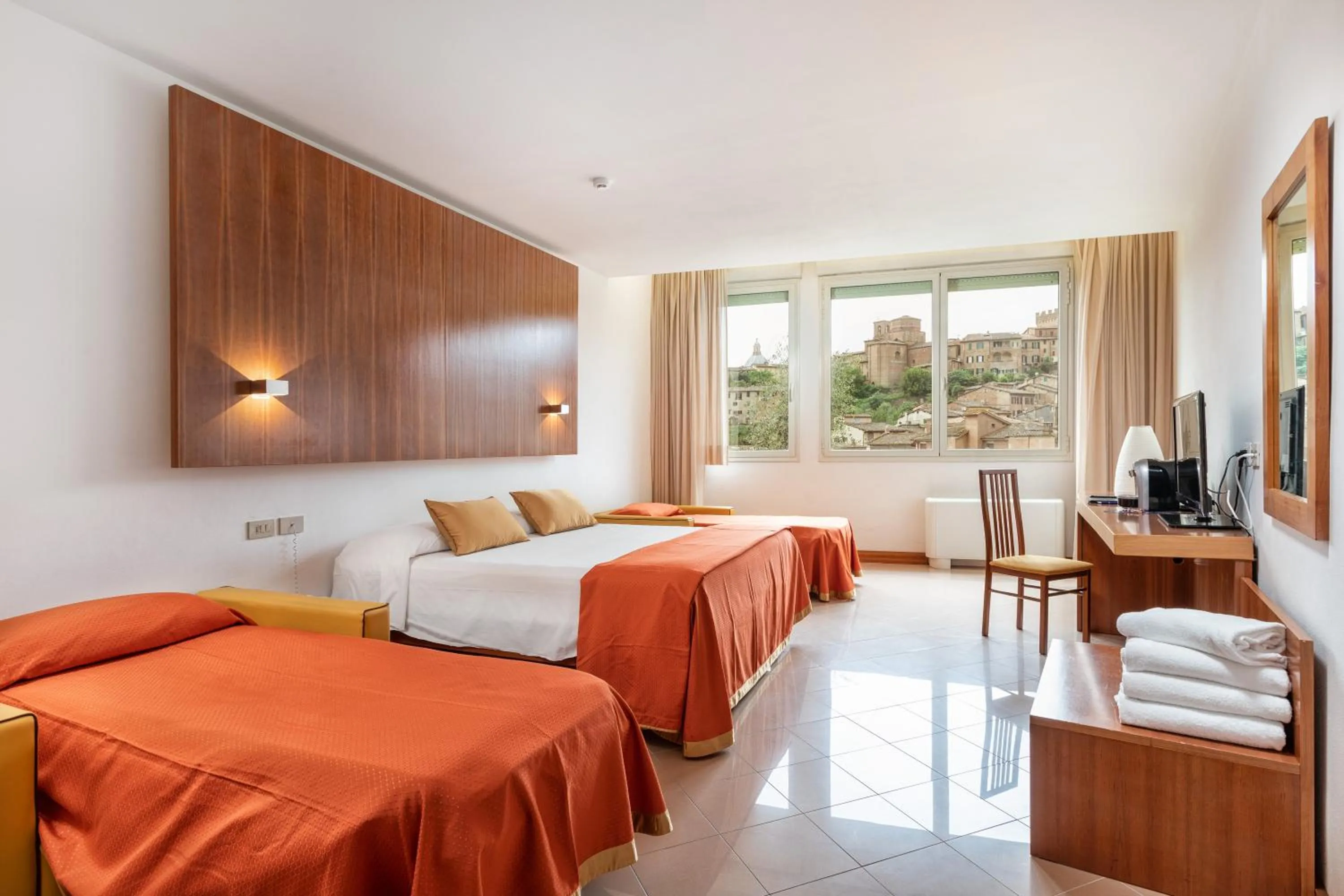 Superior Quadruple Room with City View in Hotel Minerva