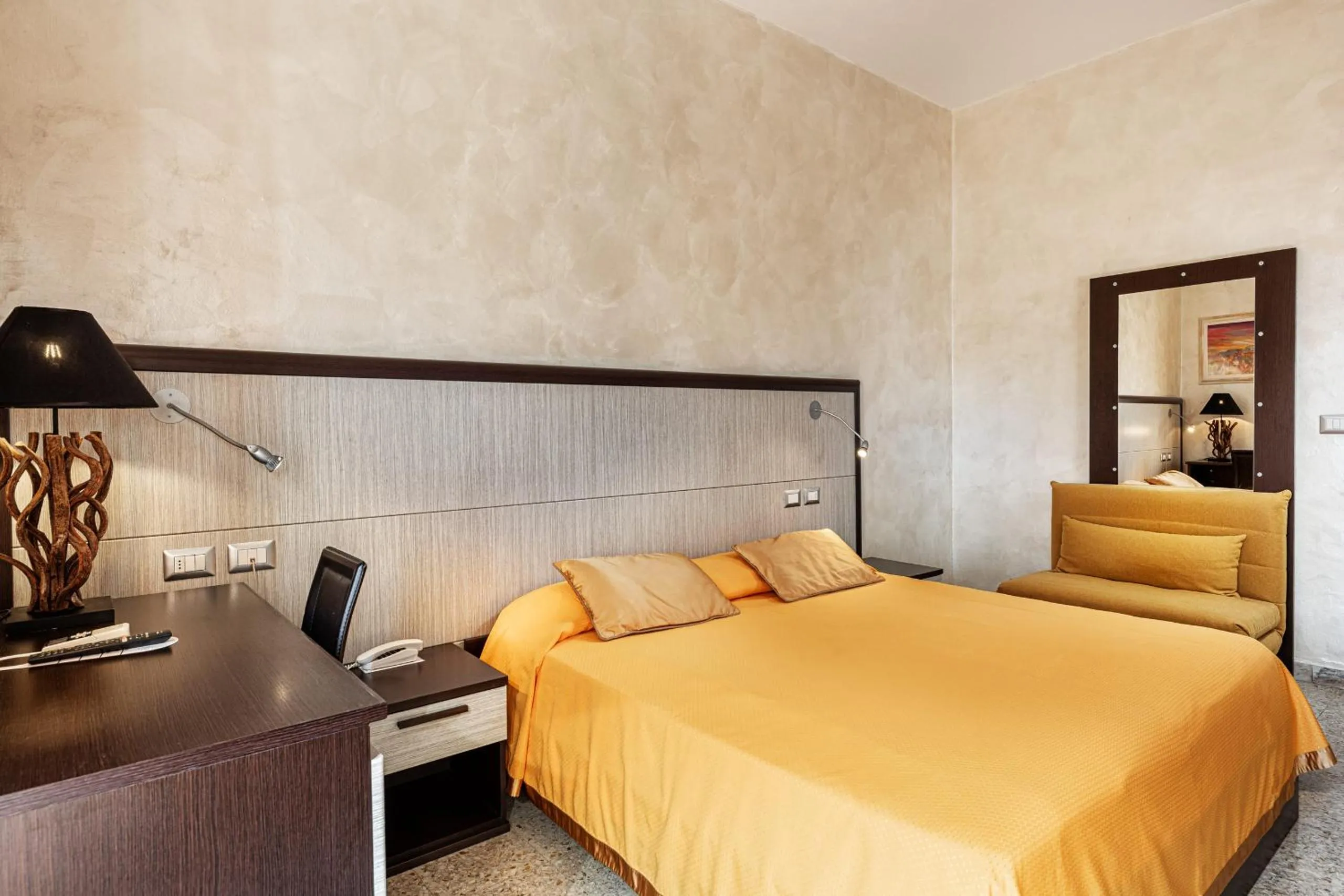 Superior Triple Room with City View in Hotel Minerva