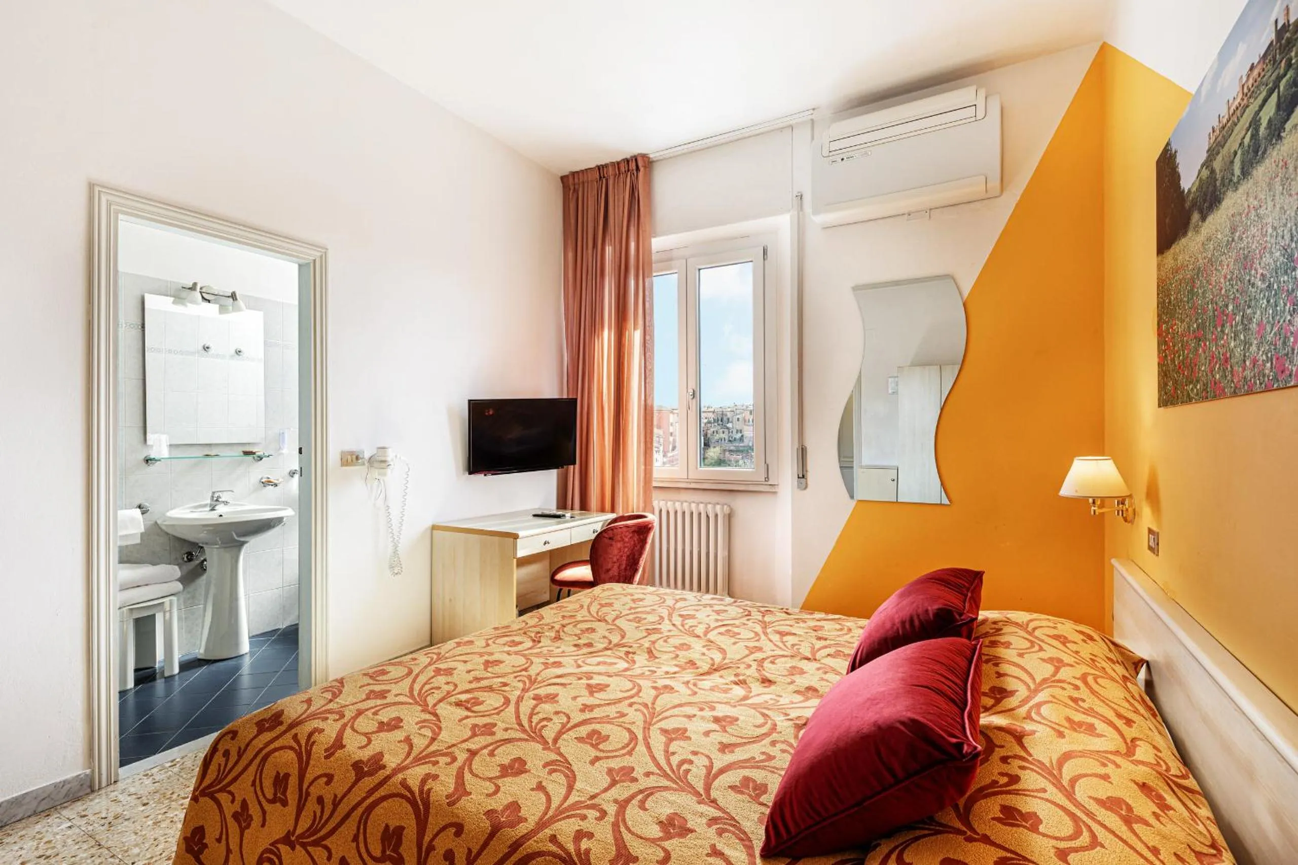 Standard Double Room with City View - single occupancy in Hotel Minerva