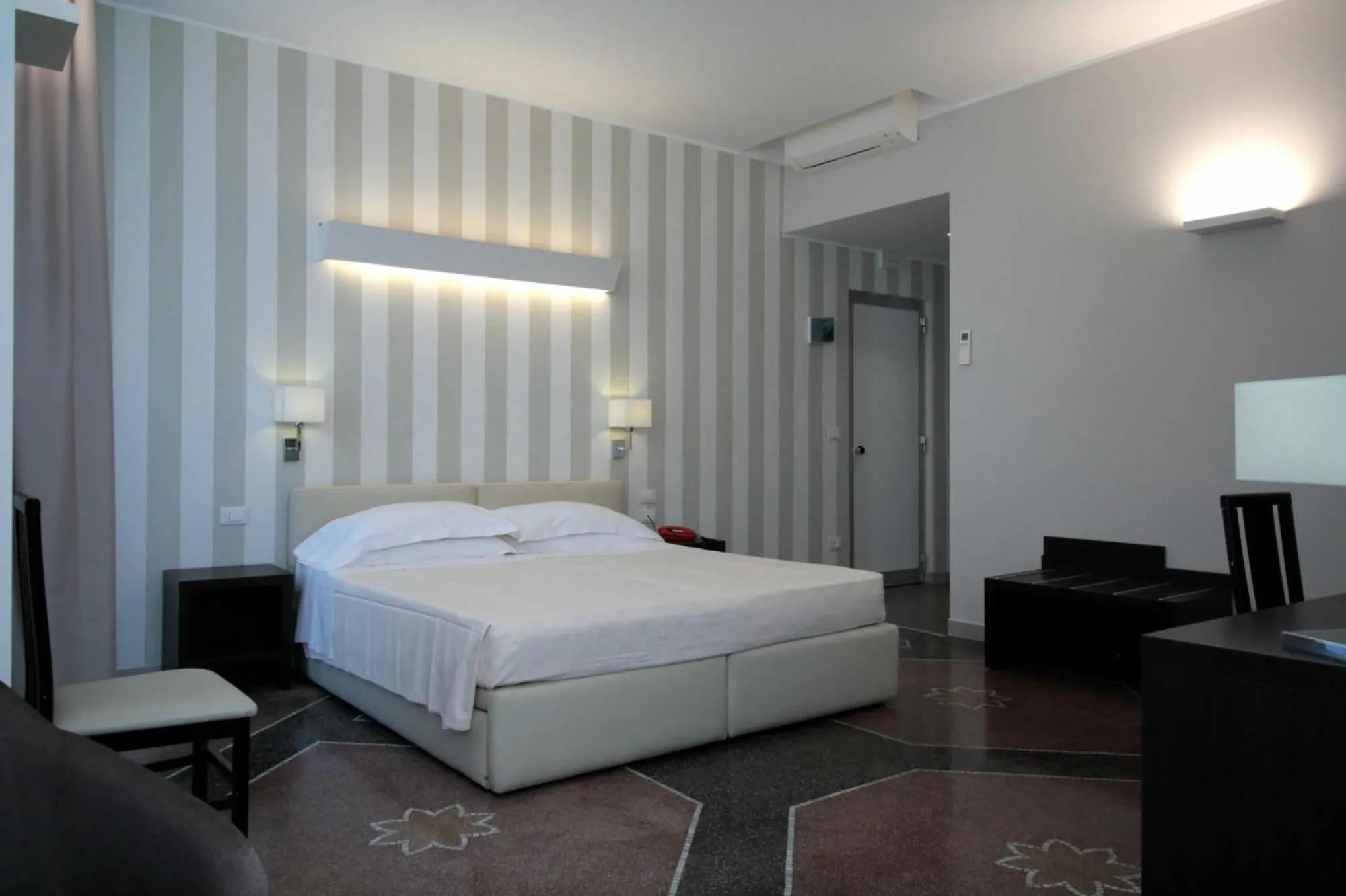 Junior Suite with Balcony in Hotel Vittoria
