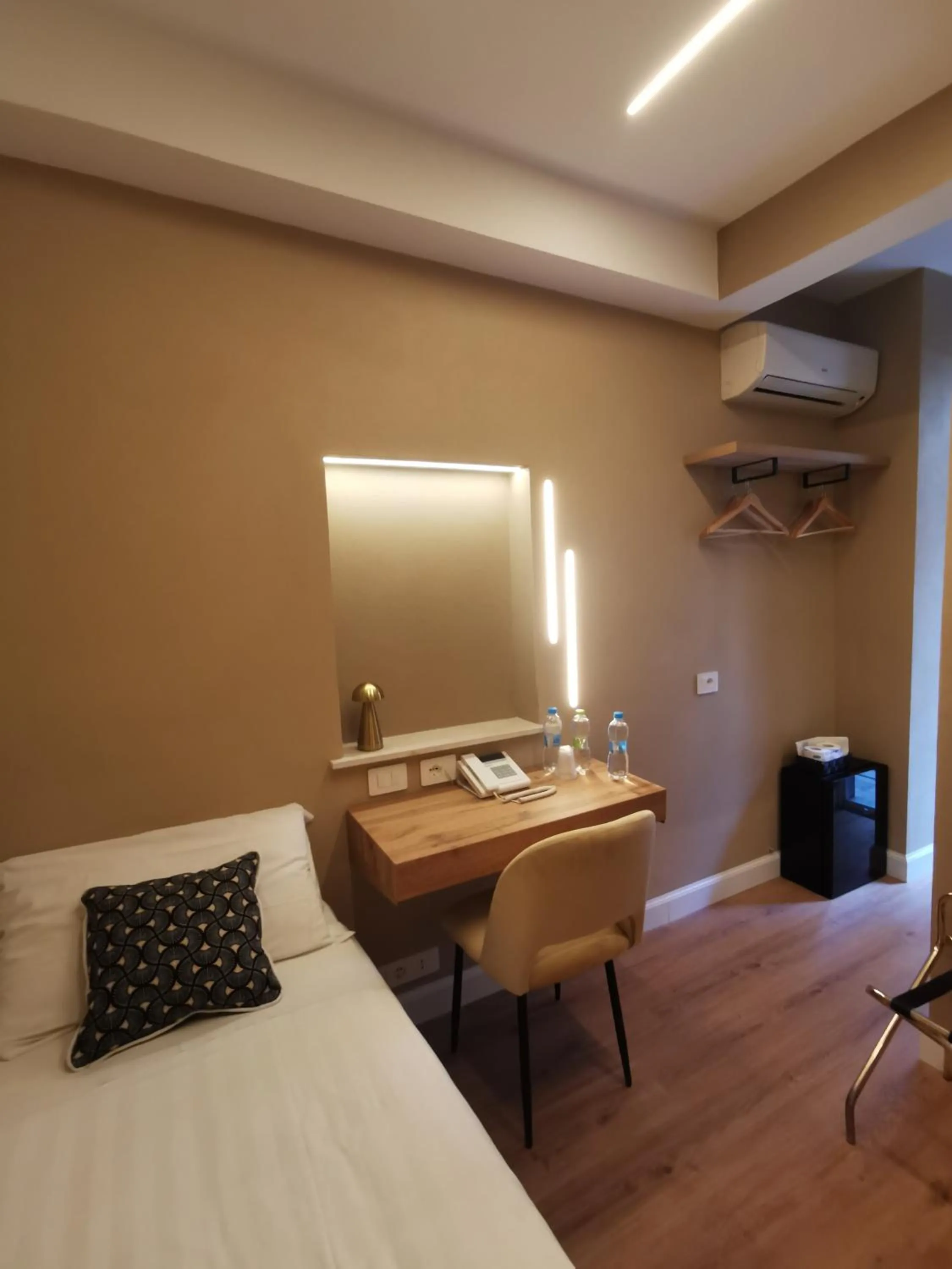 Budget Single Room in Hotel Fiori