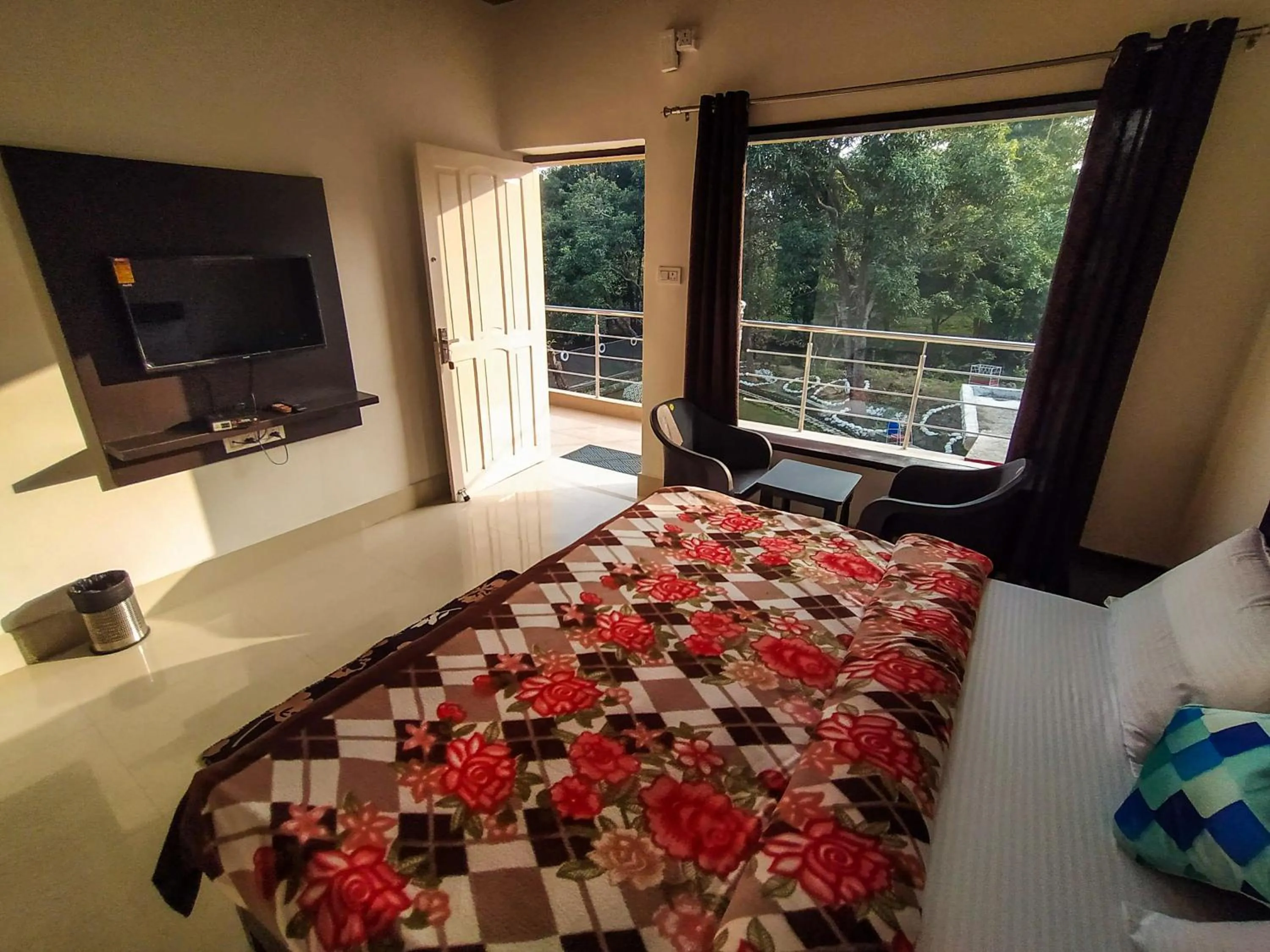 Deluxe Double Room (2 Adults + 1 Child) - single occupancy in Anugraha Homestay
