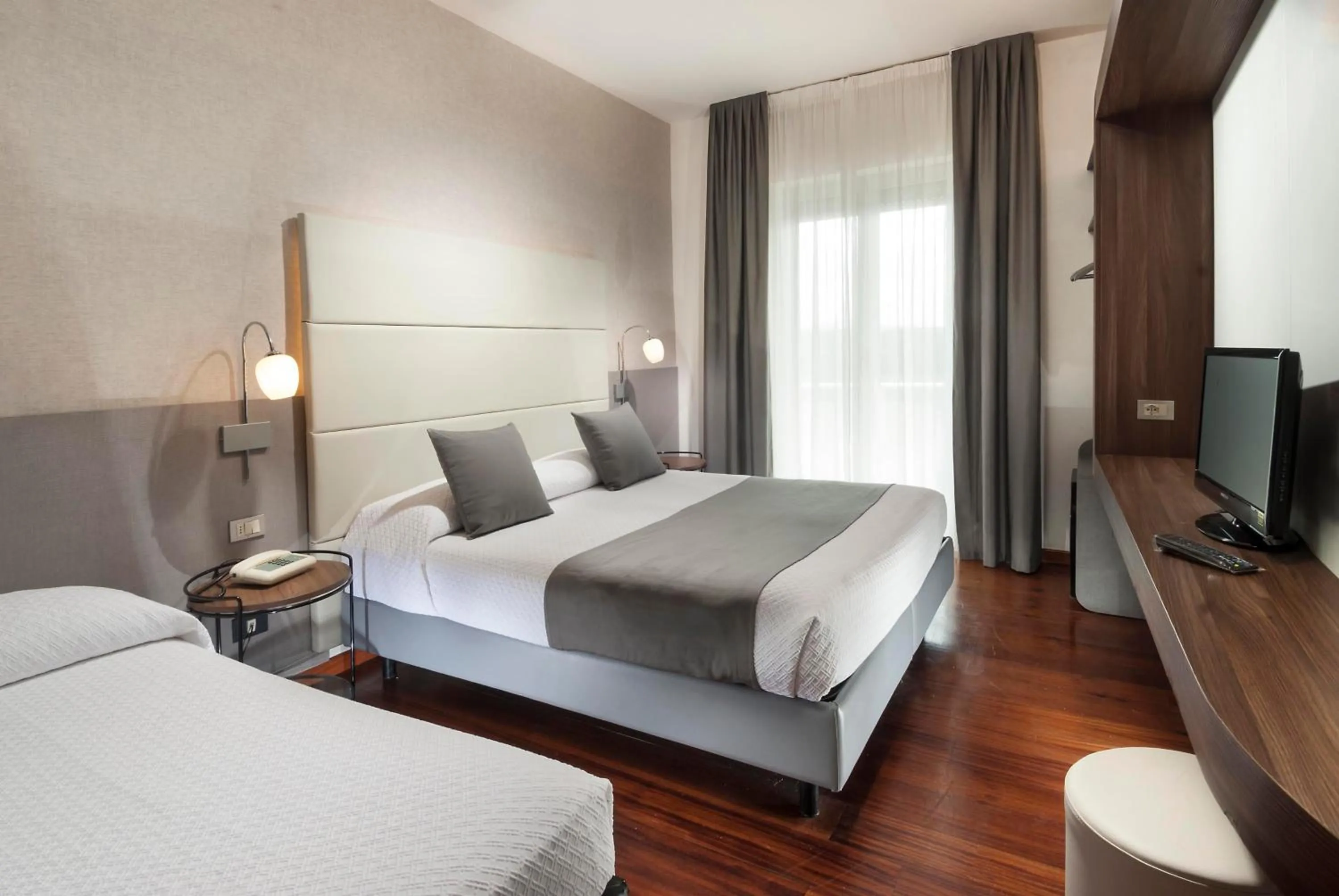 Triple Room in Waldorf Palace Hotel