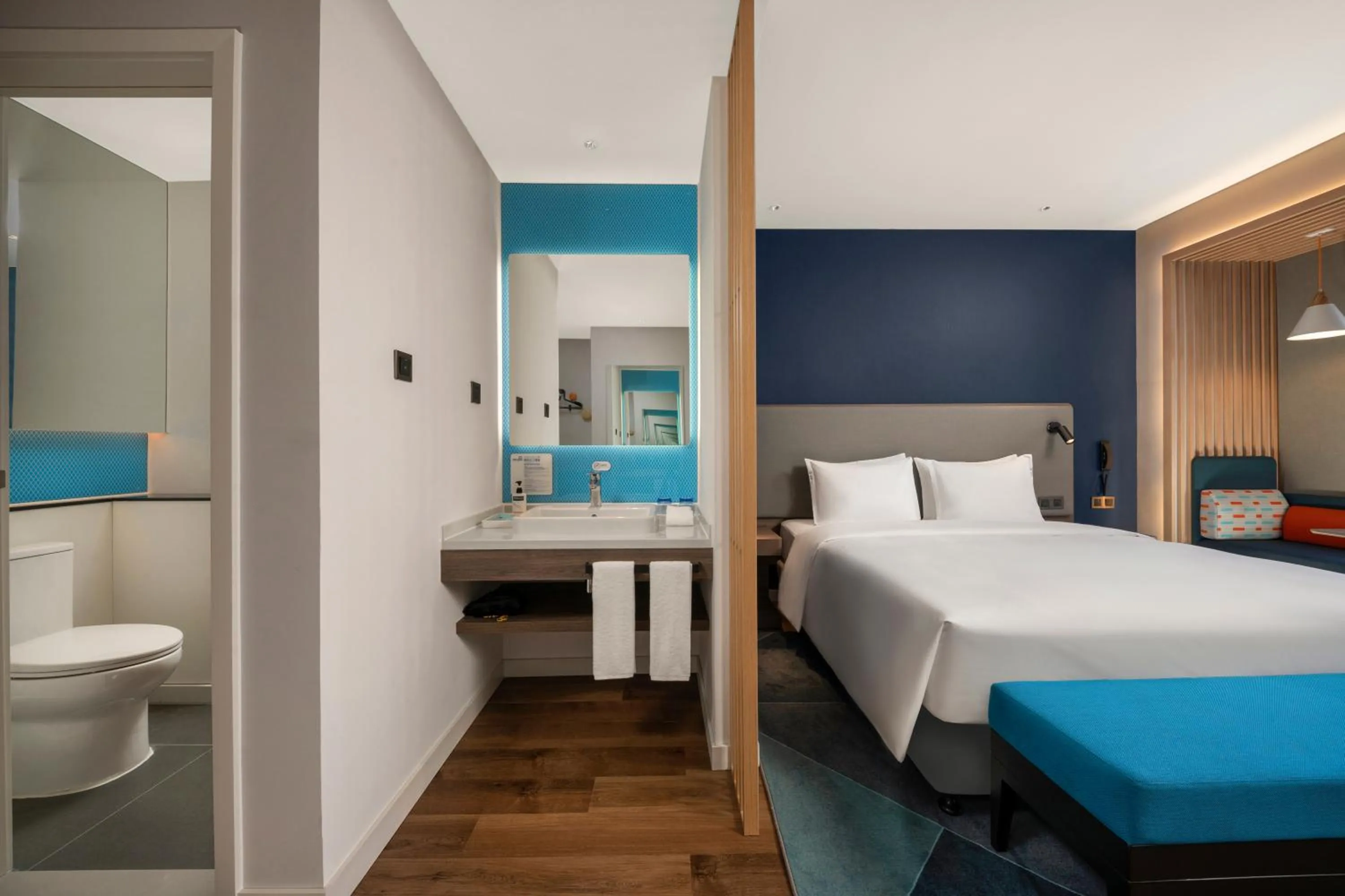 Standard King Room with River View in Holiday Inn Express Meishan Dongpo by IHG