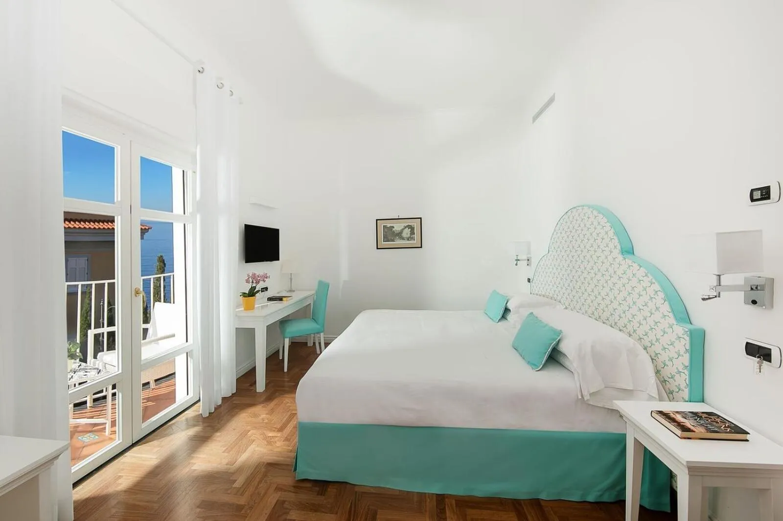 Superior Double Room with Balcony and Partial Sea View in Hotel Villa Garden