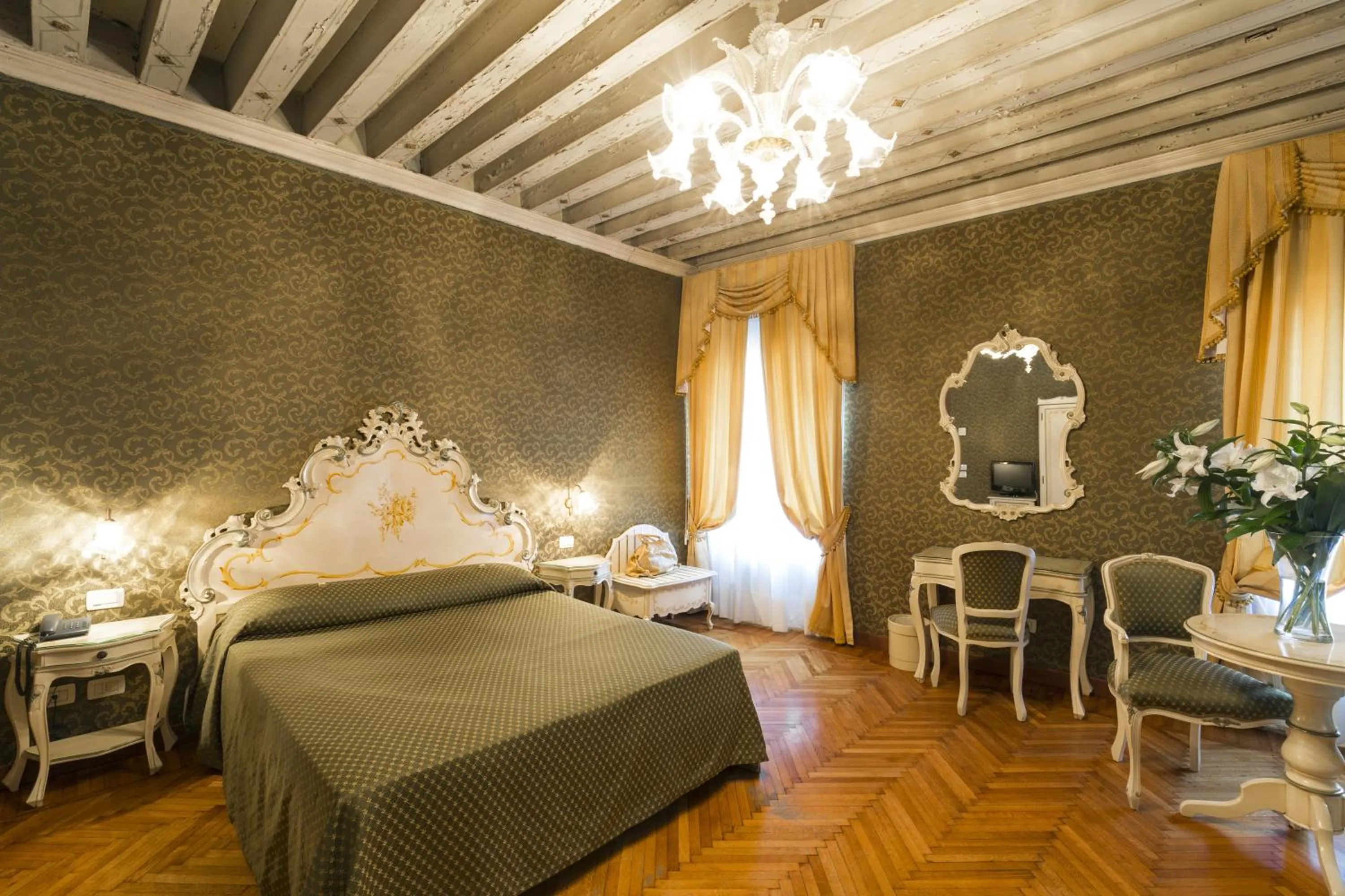 Junior Suite with Canal View in Palazzo Guardi