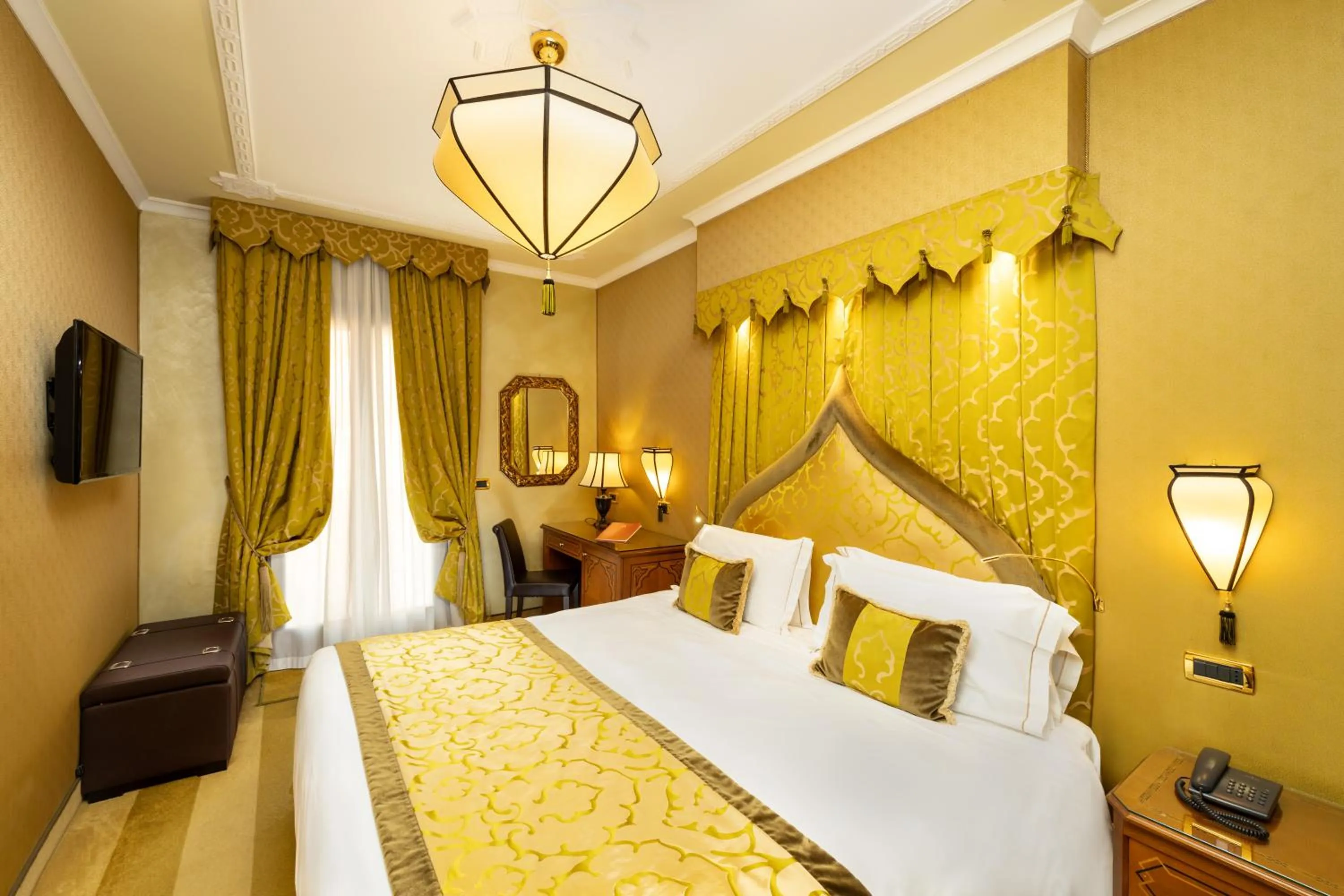 Deluxe Double Room with Canal View in Ai Mori d'Oriente