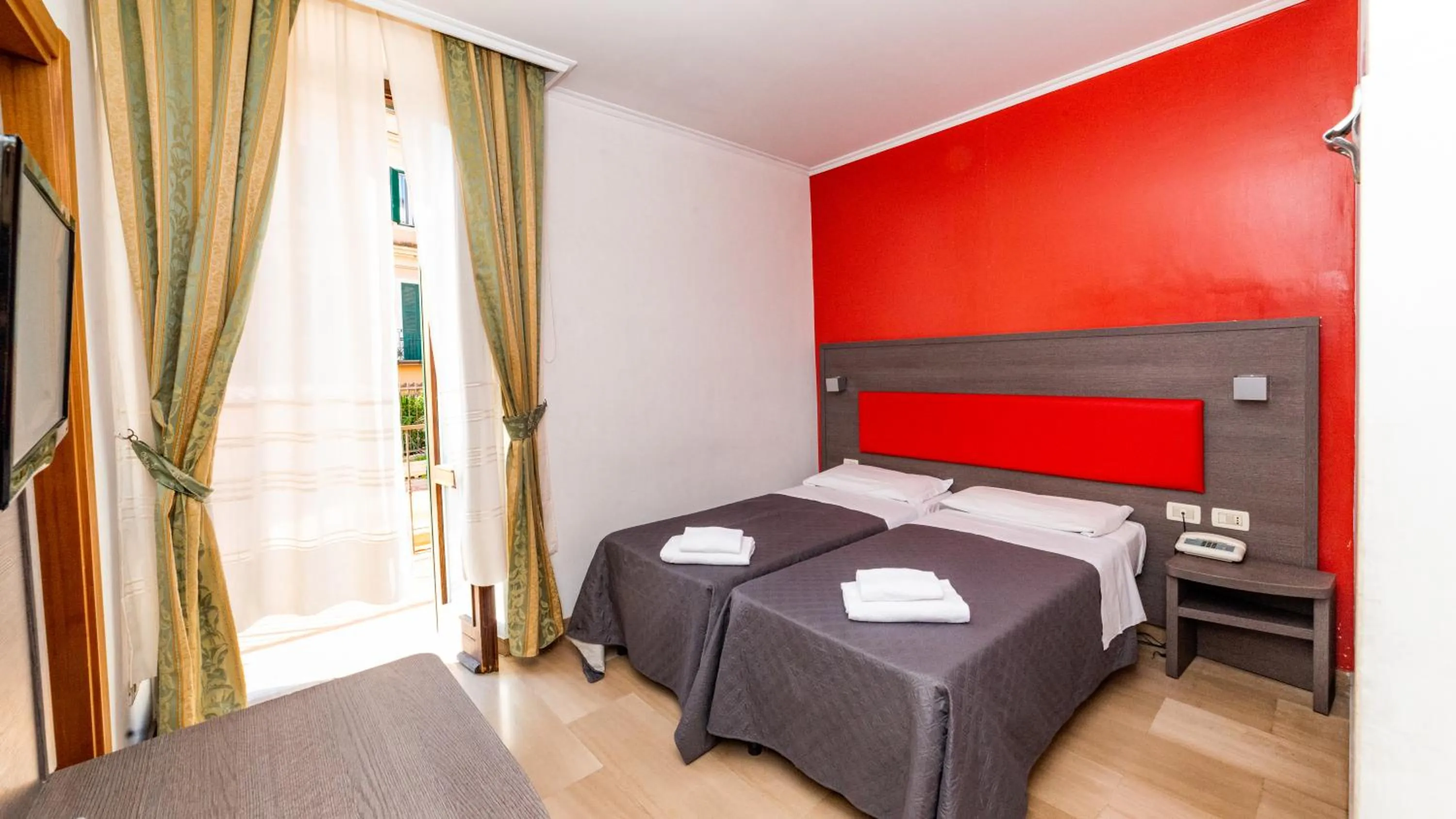 Large Single Room in Hotel Center 2